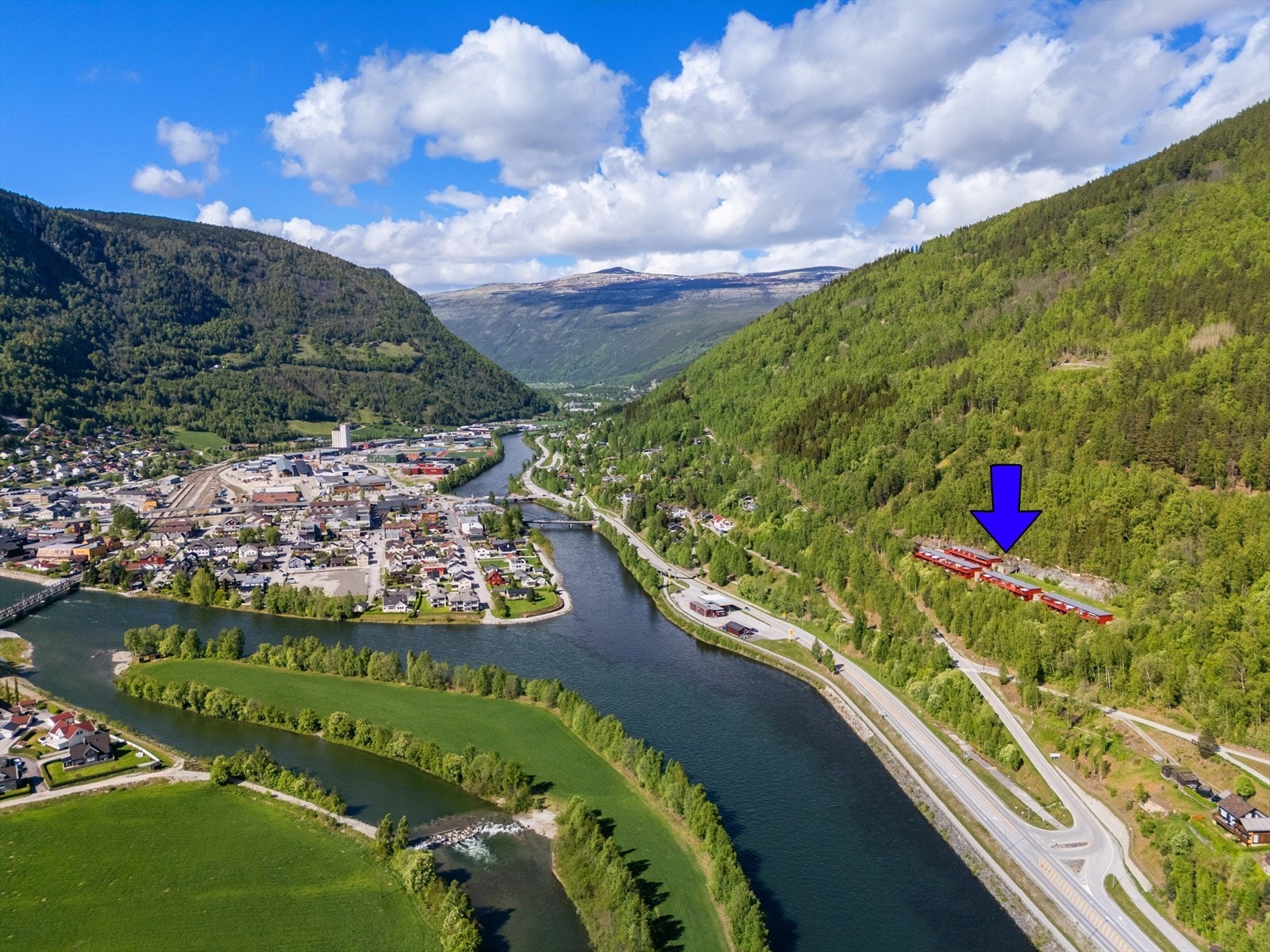 Eiendommen ligger fint til med gode lys- og solforhold, og utsikt. Galleribilde