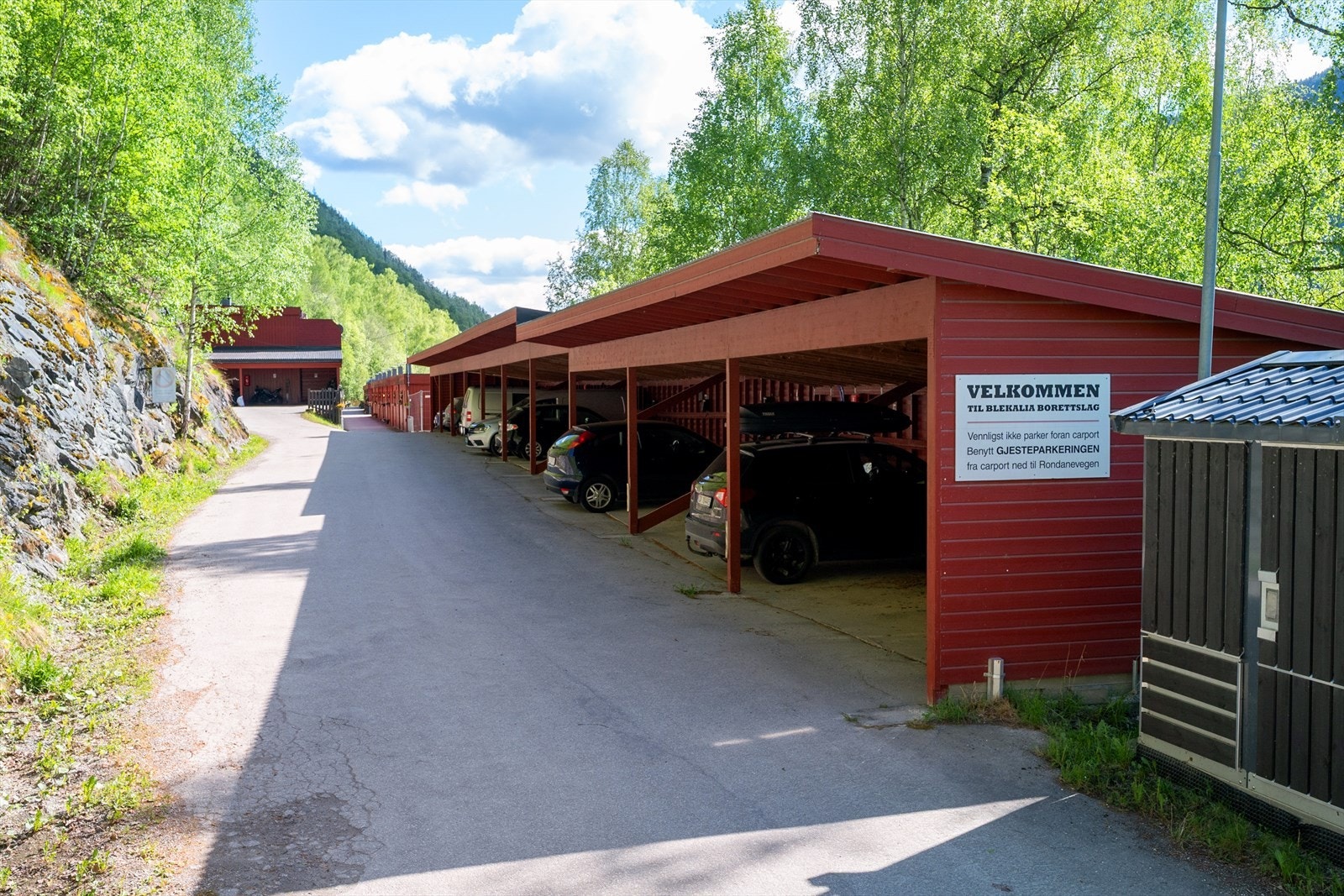 Parkering på egen plass i felles carportanlegg fra 2015. Galleribilde
