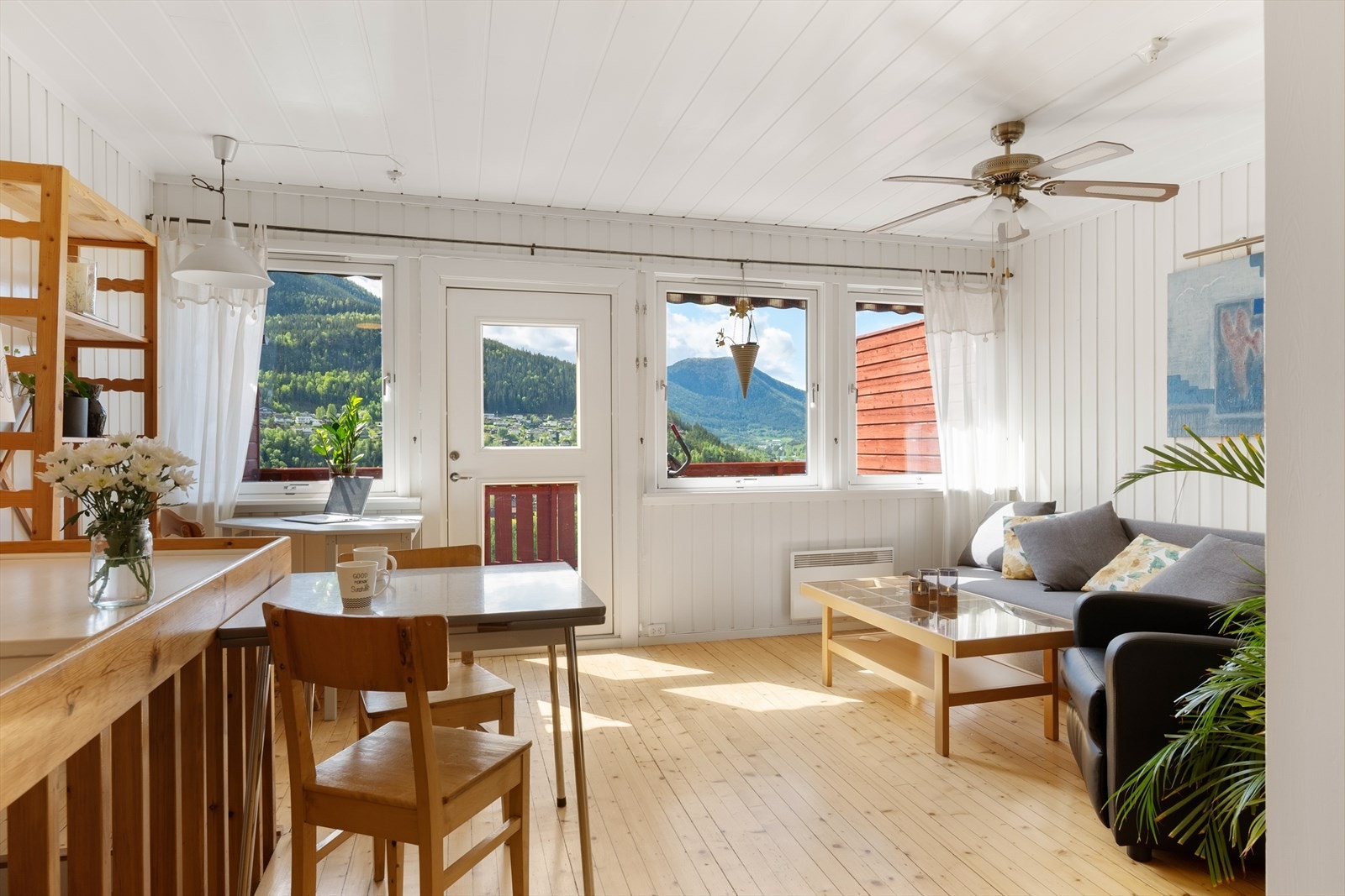 Lys stue med plass til sofagruppe og spisebord. Galleribilde