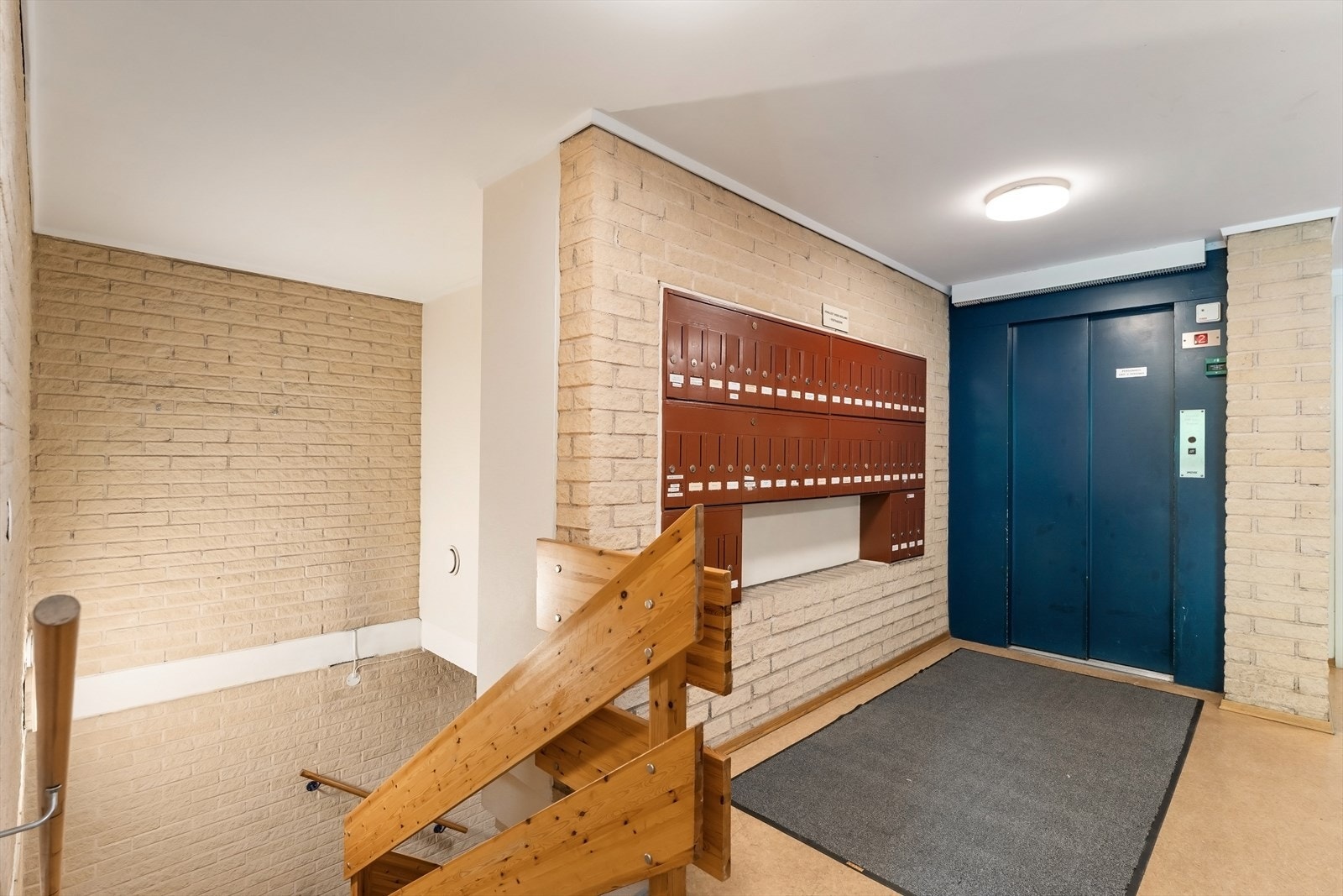 Hovedinngang med heis og trappeadkomst kjeller/garasje Galleribilde