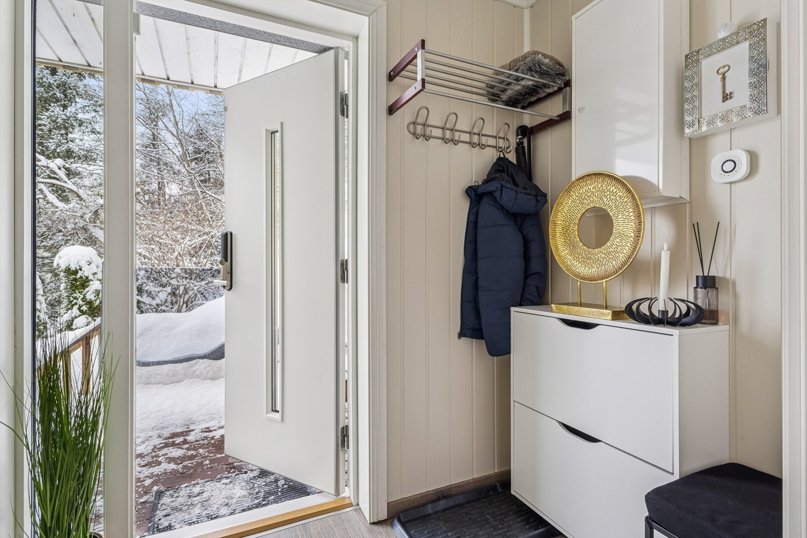 Ny ytterdør med kodelås gir enkel tilgang og sikkerhet. Galleribilde