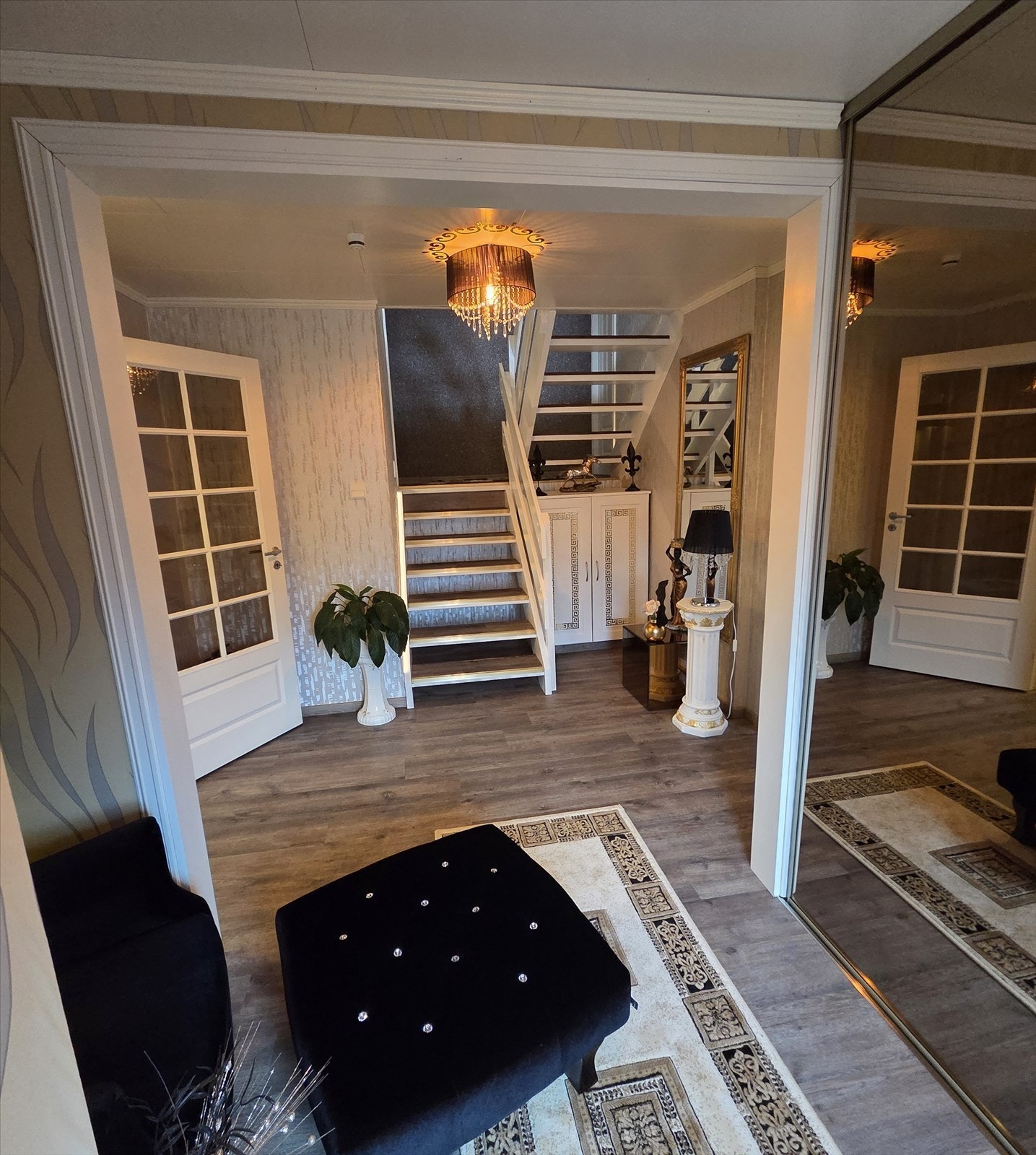 Hall med trapp opp til vaskerom og bod. Selgers bilde Galleribilde