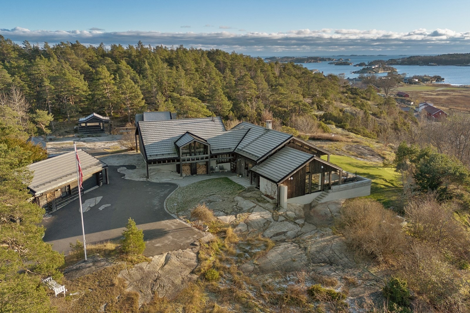 Eiendommen er på nærmere 4,4 mål og huser flere bygninger i tillegg til hovedhuset. Galleribilde