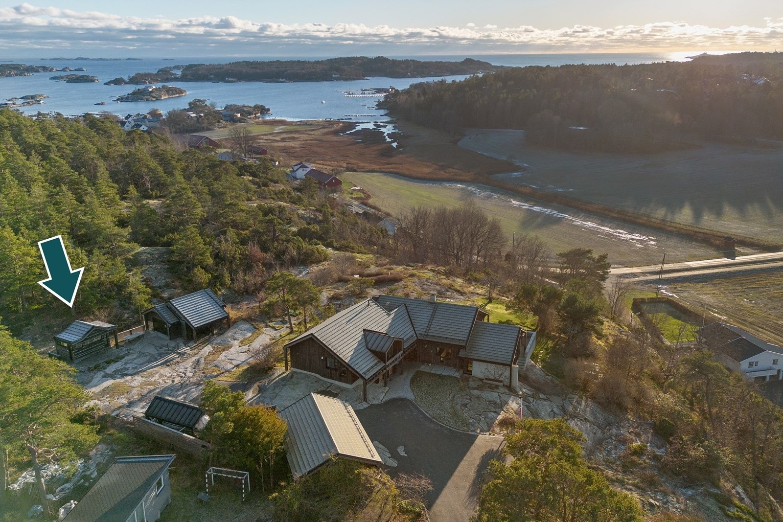 I bakre del av tomta er det et uthus på ca. 12 m2 med platting på ca. 14 m2 utenfor. Galleribilde