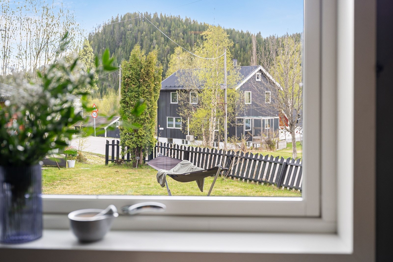 Et fantastisk hjem hvor man kan finne roen, tett på naturen og fugglekvitter samtidig som som man kan rusle over gaten til butikken Galleribilde