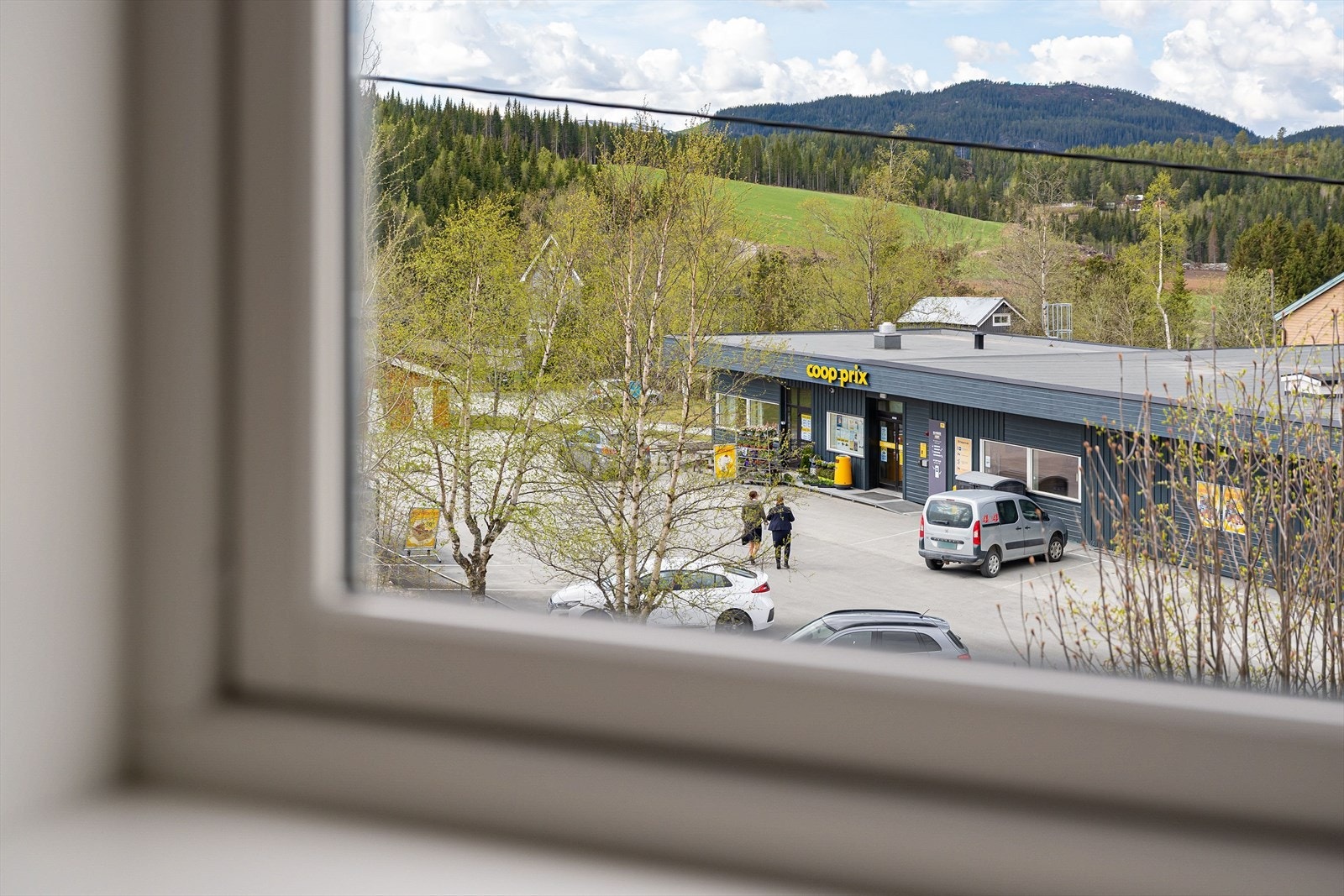 Umiddelbar nærhet til den lokale dagligvarebutikken som er døgnåpen. Galleribilde