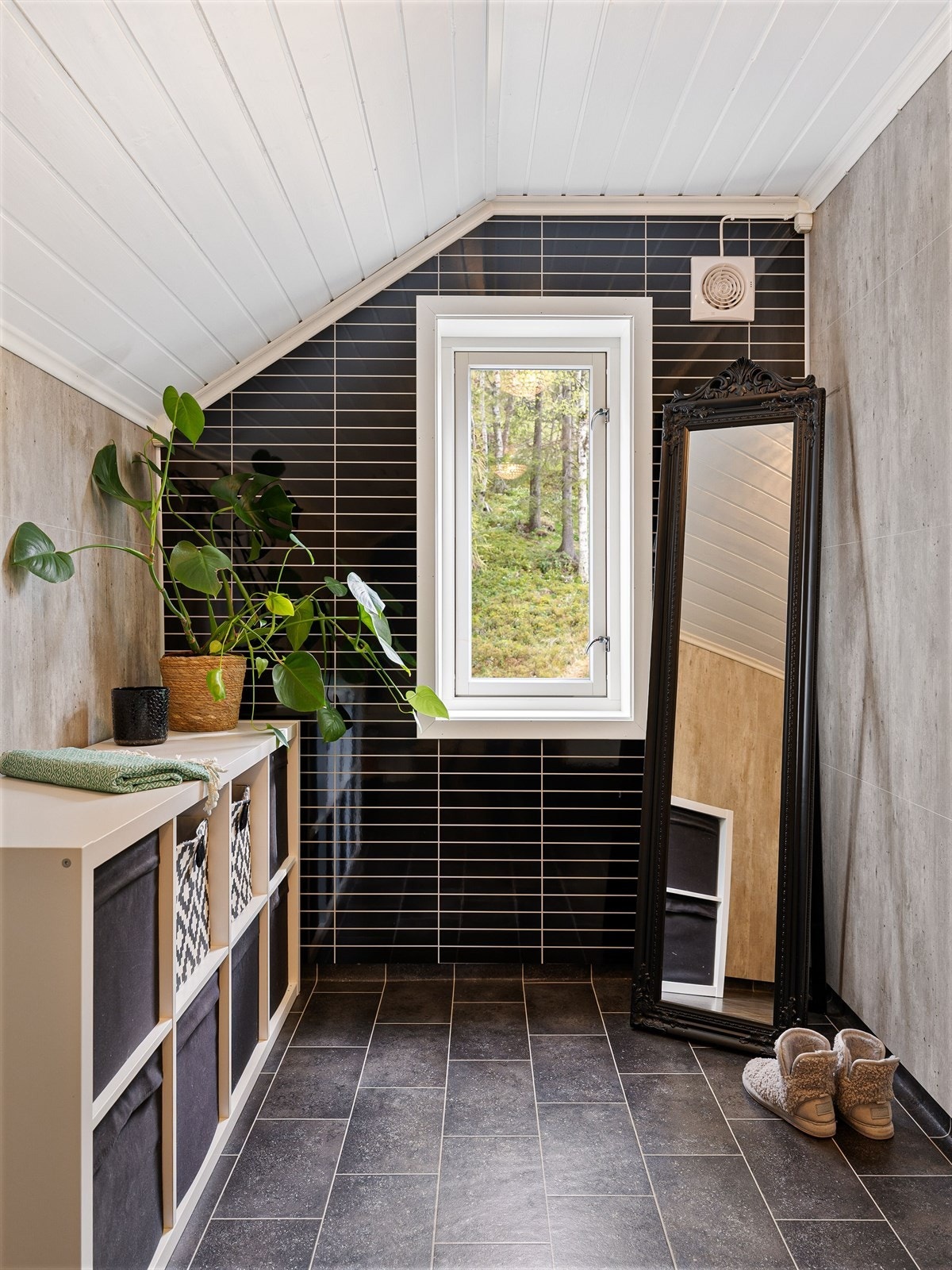 Har kan man nyte stillheten i badekaret med utsikt til den frodige naturen man er så heldig å ha bak huset Galleribilde