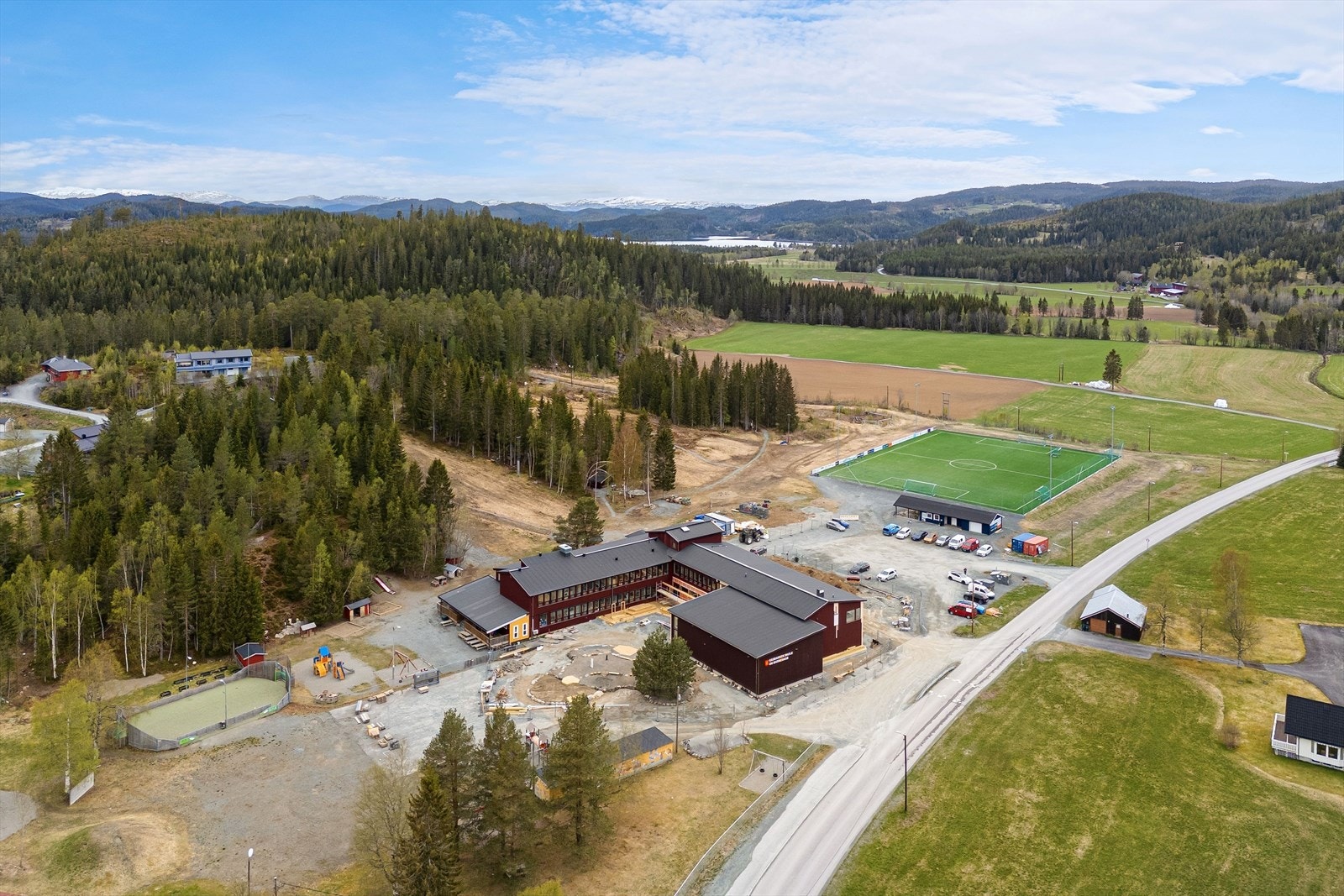 i Gåavstand fra boligen finner man skolen med fotballbane og lysløype Galleribilde