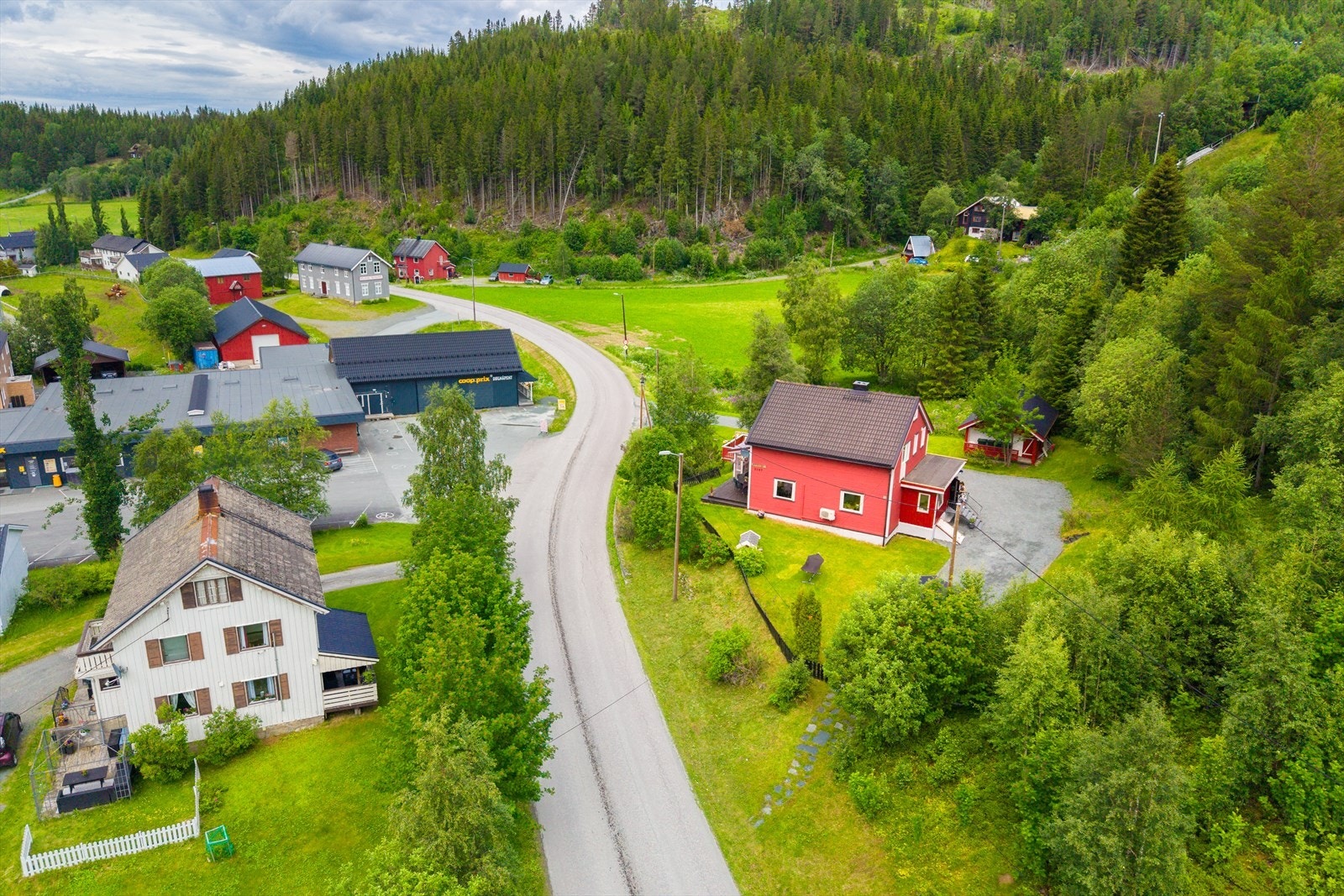 Her ser man bort til butikken, museet. Det er et fantastisk lokalmiljø på Gåsbakken hvor det ofte foregår ting man kan bli med på. Galleribilde