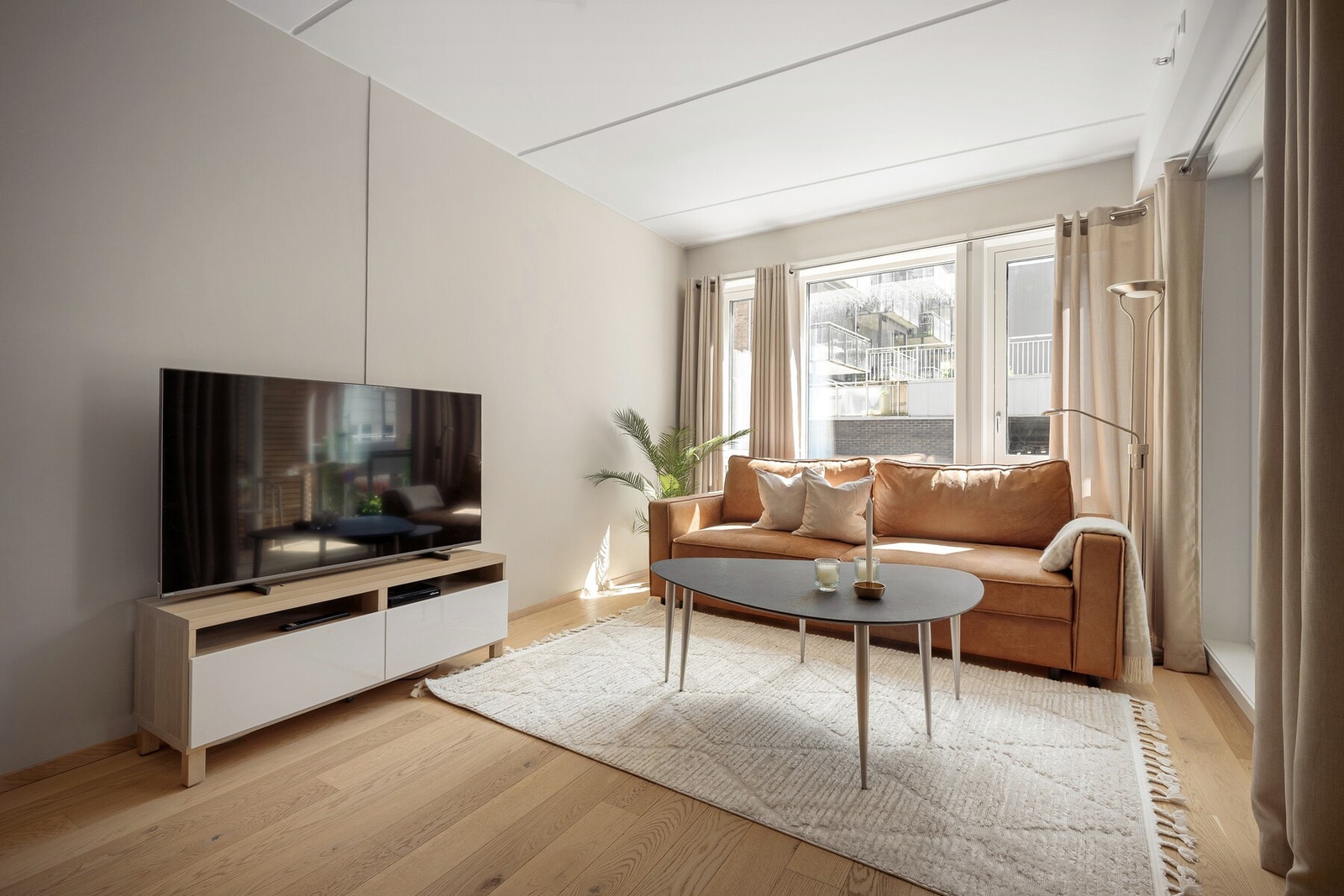 Stuen fremstår lys, moderne og lettmøblert, med gode vindusflater og en fin kontakt mot uteplassen. Galleribilde
