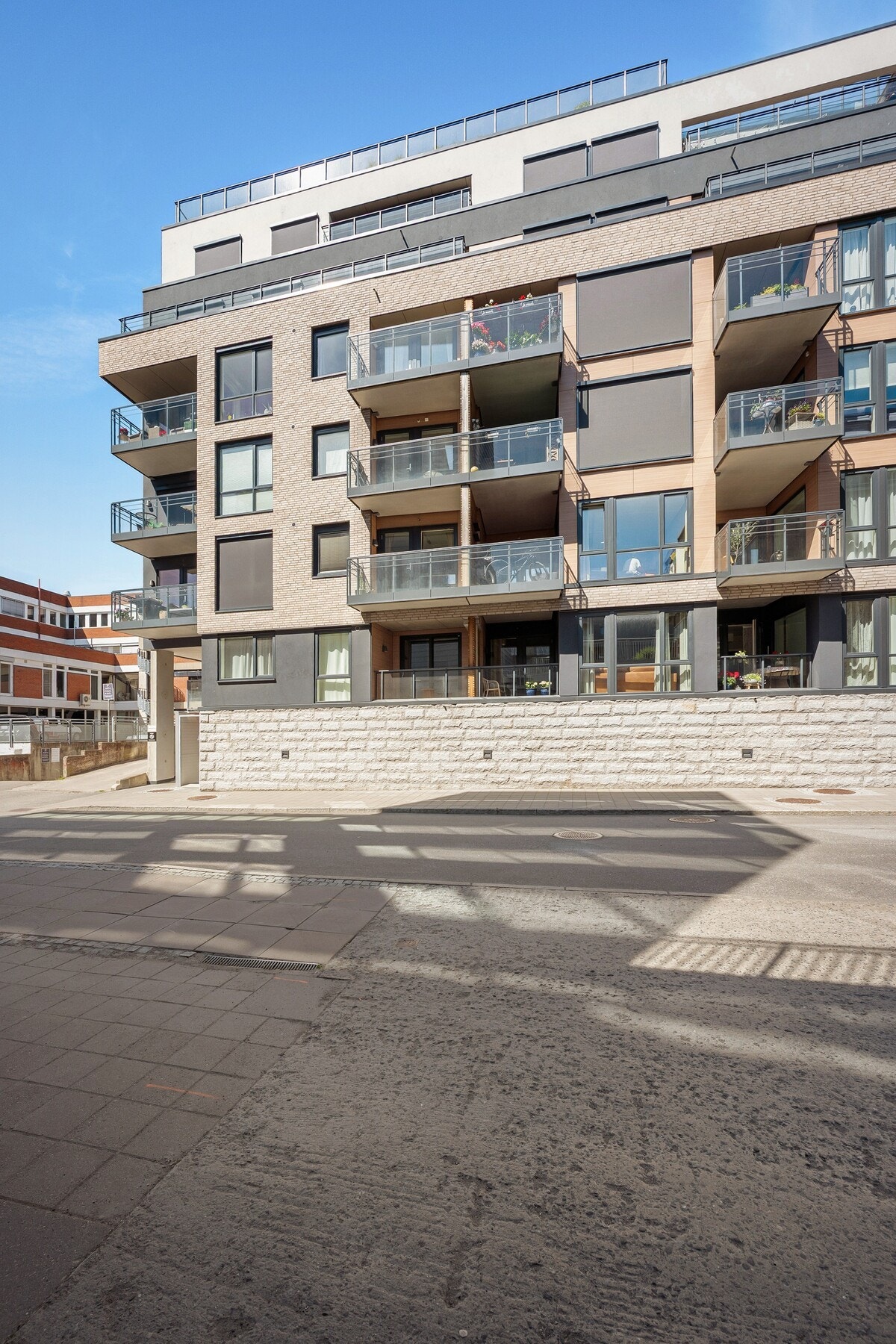 Ski Storsenter, dagligvare, treningssentre, servicetilbud, spisesteder og flotte turmuligheter finnes i umiddelbar nærhet. En sjelden sentral og lettstelt leilighet med høy bokomfort! Galleribilde