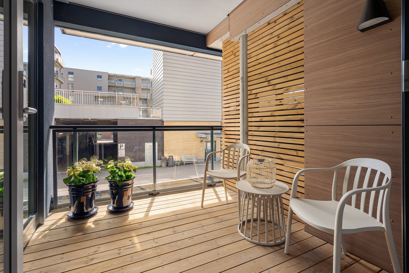 Boligen fremstår med en gjennomgående pen standard, lyse overflater og en arealeffektiv planløsning som passer perfekt for både yngre, eldre og pendlere. Galleribilde