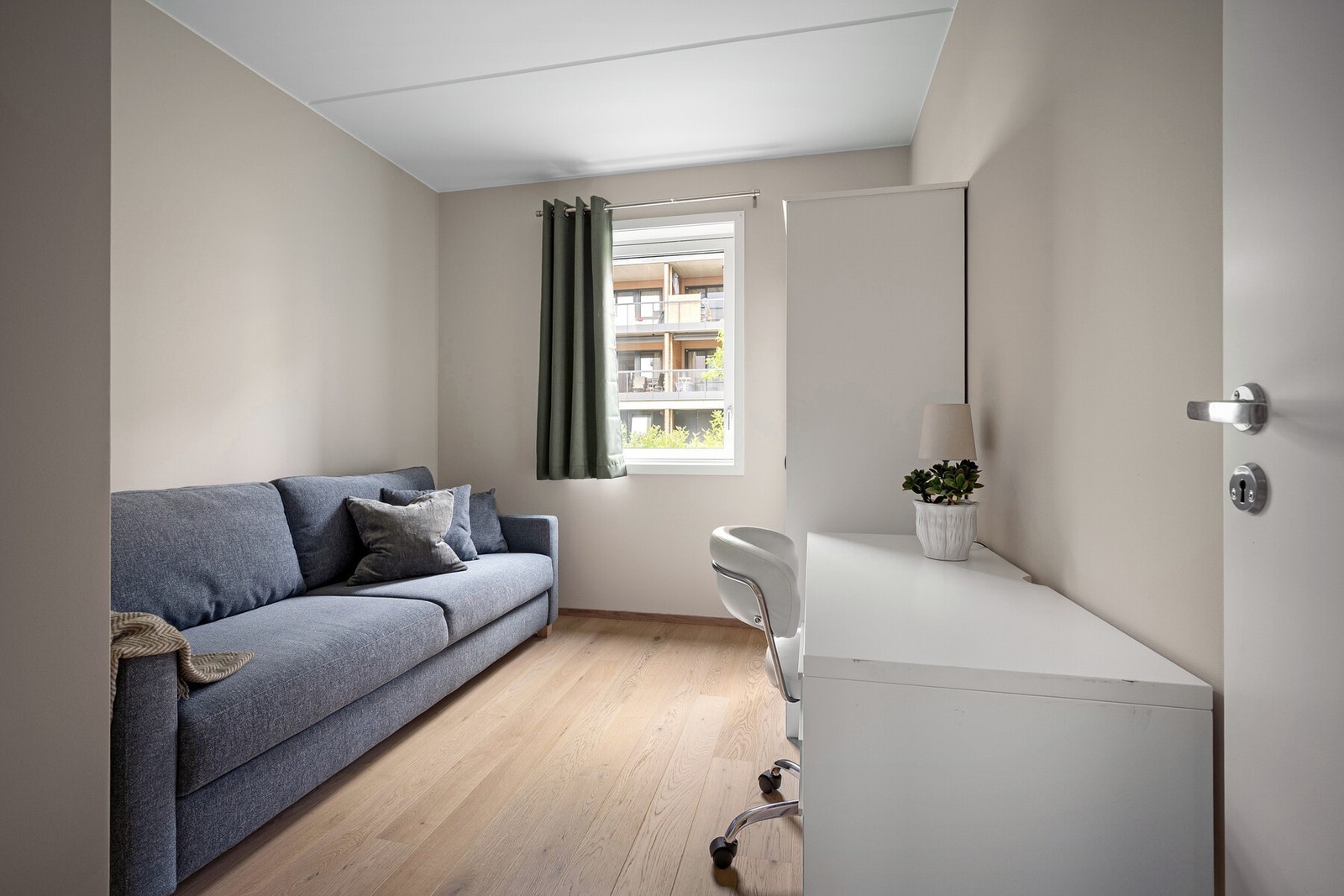Rommet har plass til både seng/sofa, skrivebord og oppbevaring, og passer perfekt for den som ønsker et ekstra rom til hjemmekontor eller hobby. Galleribilde