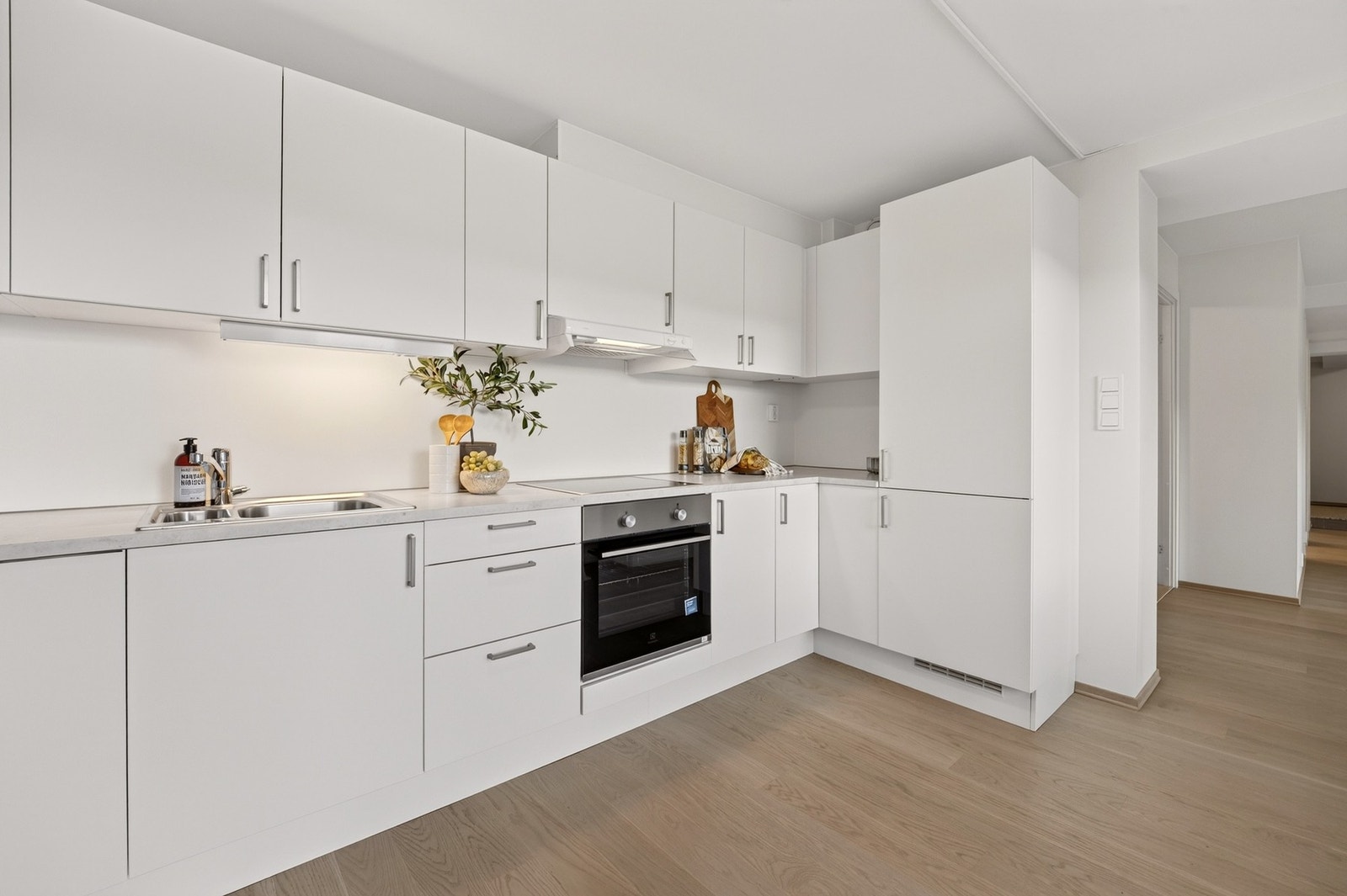 Videre er det installert både komfyrvakt og vannstoppsystem for økt sikkerhet. Avtrekk skjer via byggets sentrale ventilasjonsanlegg Galleribilde