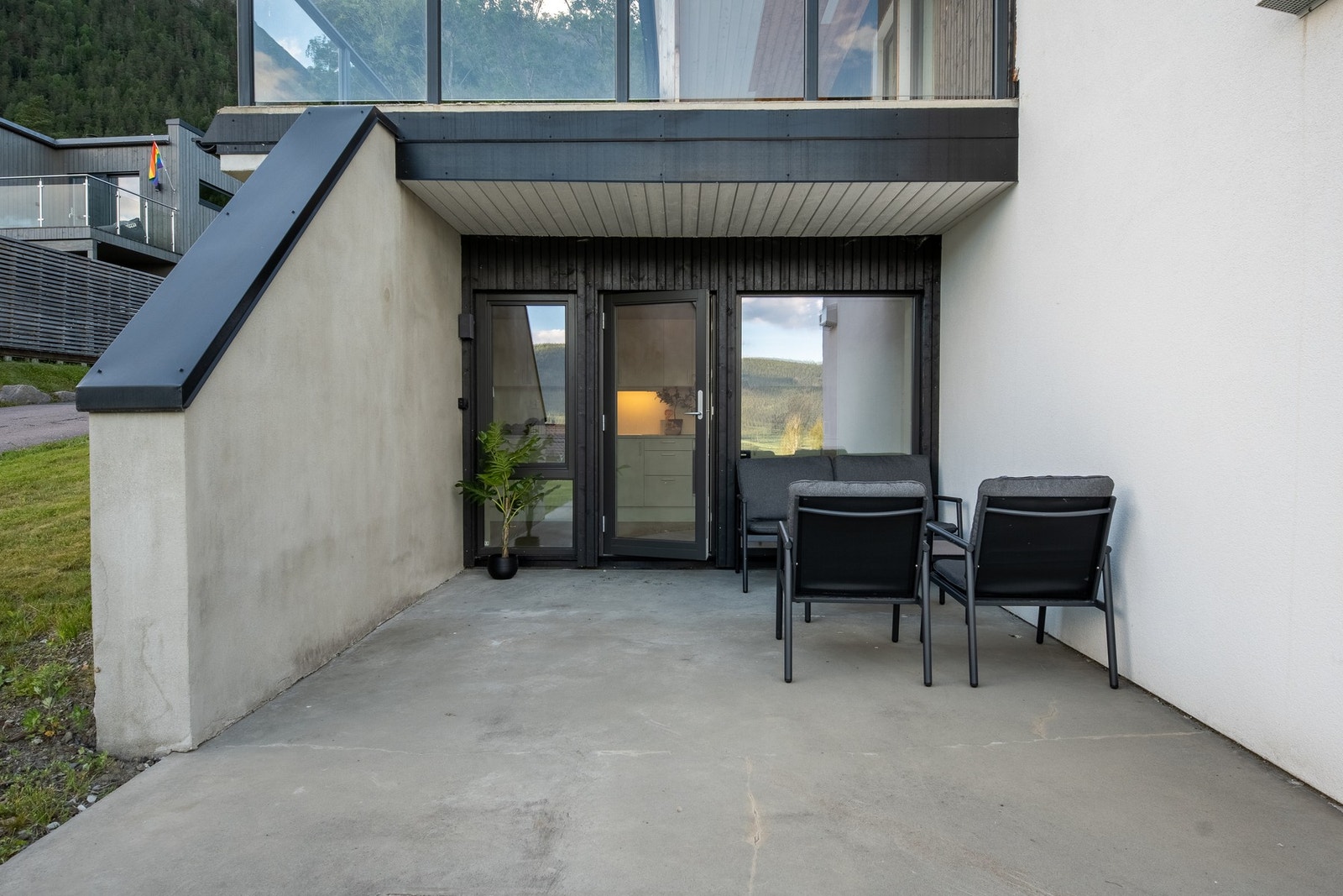 Leiligheten har en attraktiv terrasse på hele 23 kvm som gir gode muligheter for å nyte fine dager utendørs. Galleribilde