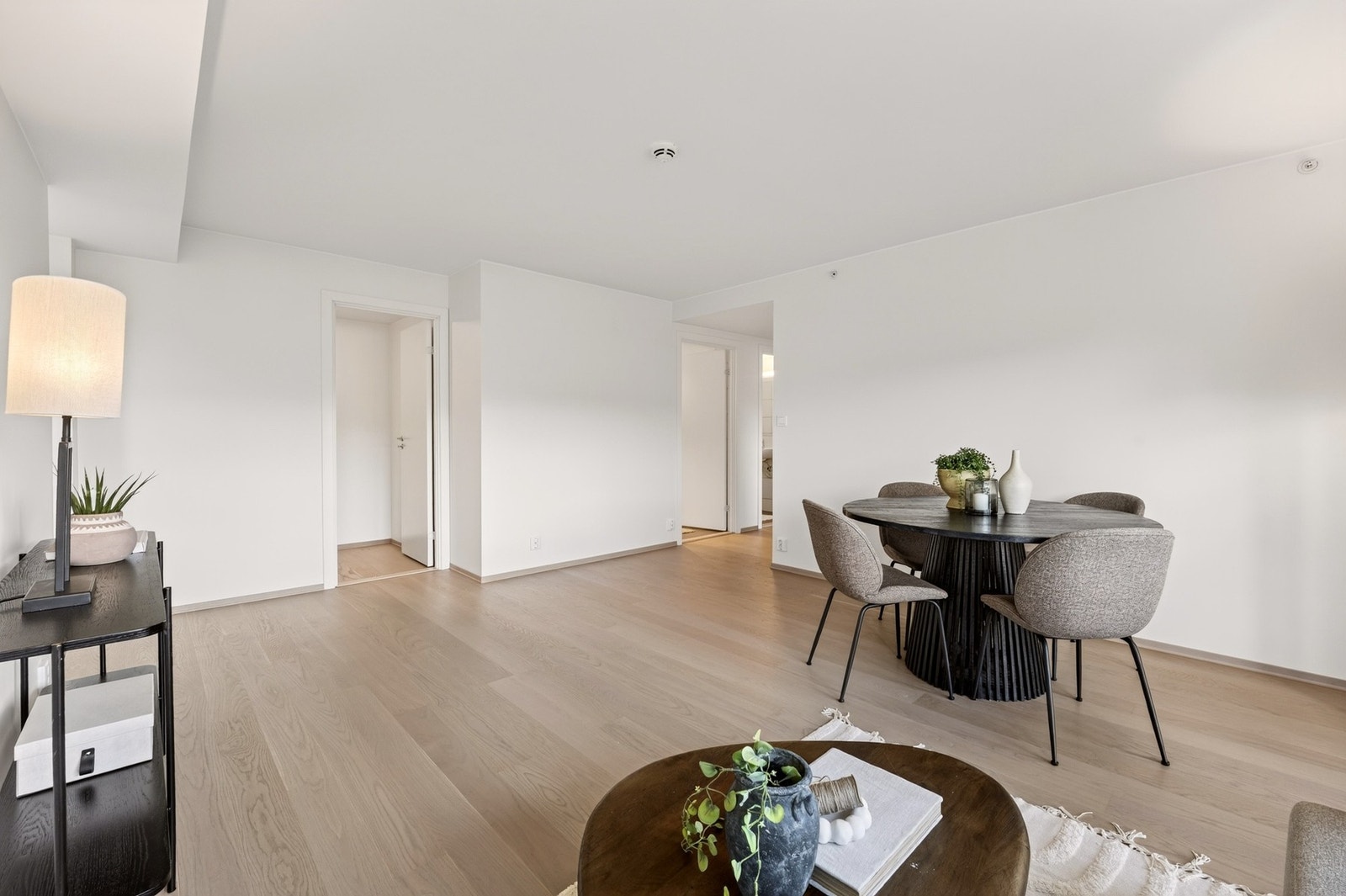 Oppholdsrommet ble etablert i forbindelse med totalrenoveringen av bygget i 2023 og holder en moderne standard med 1-stavs eikeparkett på gulv, malte veggflater og malte himlinger. Galleribilde