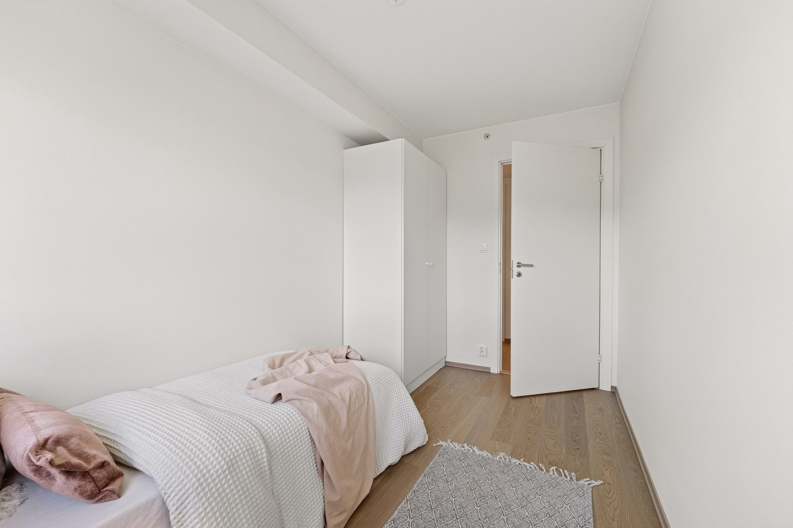 Det andre soverommet egner seg godt som barnerom, gjesterom eller hjemmekontor, og har gode møbleringsmuligheter. Galleribilde