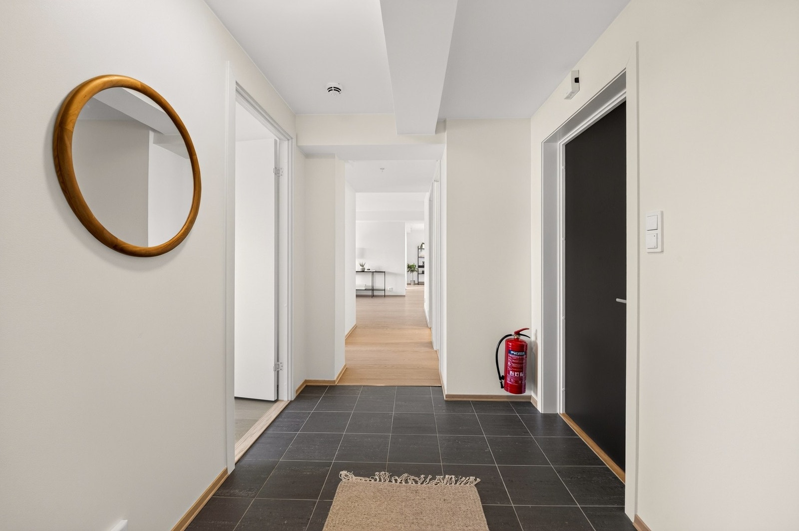 Entréen ønsker deg velkommen inn i boligen og gir et lyst og innbydende førsteinntrykk. Galleribilde