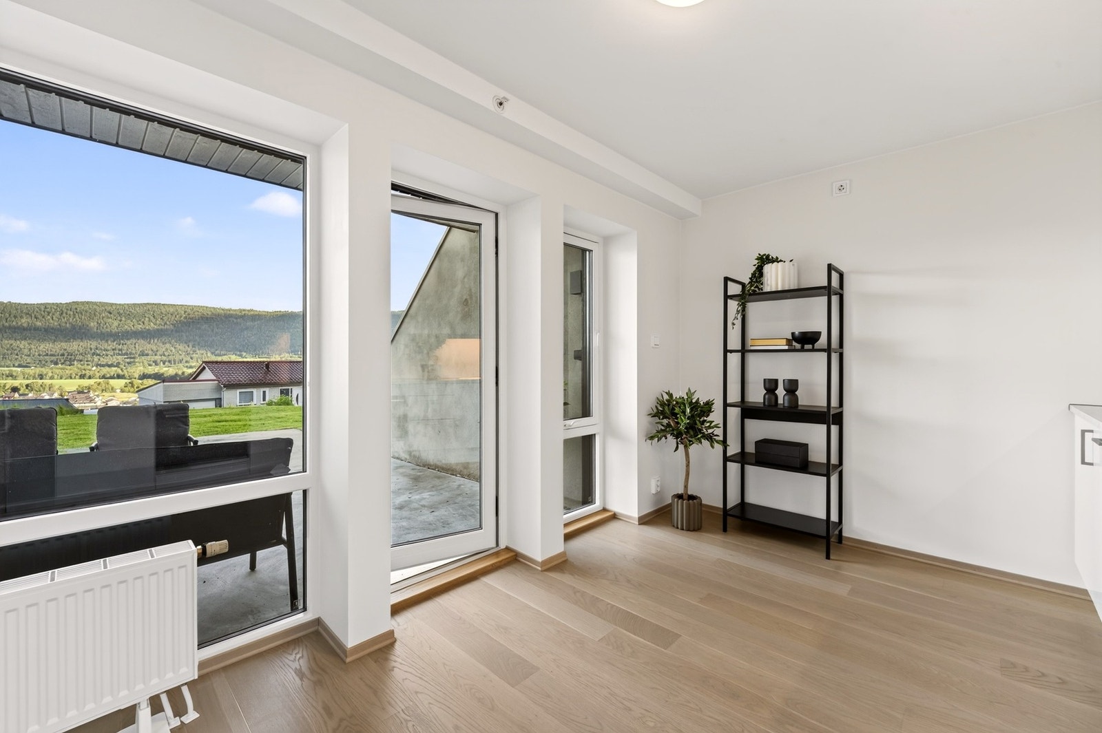 Fra stuen er det direkte utgang til en romslig terrasse som fungerer som en naturlig forlengelse av oppholdsarealet i sommerhalvåret. Galleribilde
