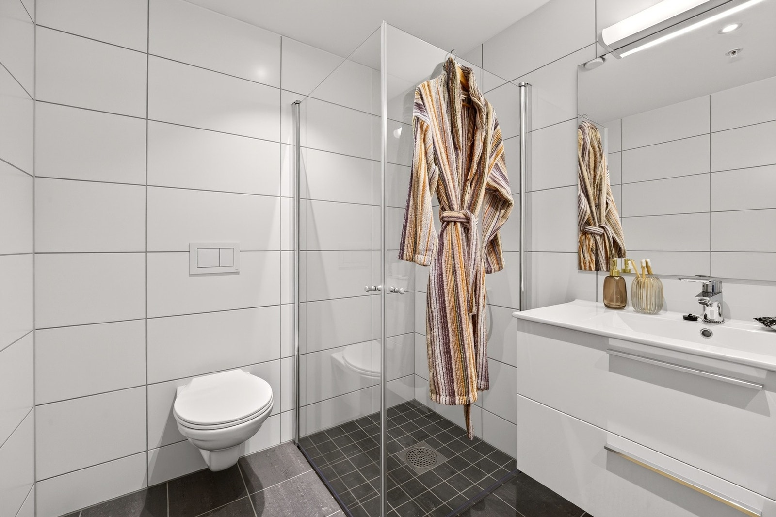 Badet er utstyrt med balansert ventilasjon som sikrer god luftsirkulasjon og et godt inneklima. Galleribilde