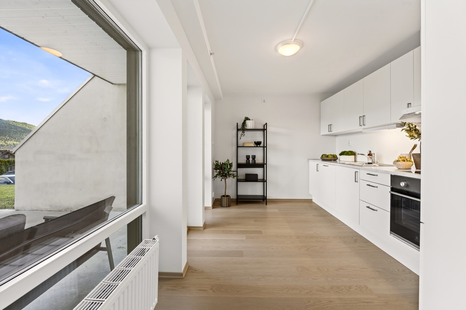 Kjøkkenet fremstår moderne og stilrent med innredning fra Sigdal med glatte fronter og laminat benkeplate. Galleribilde