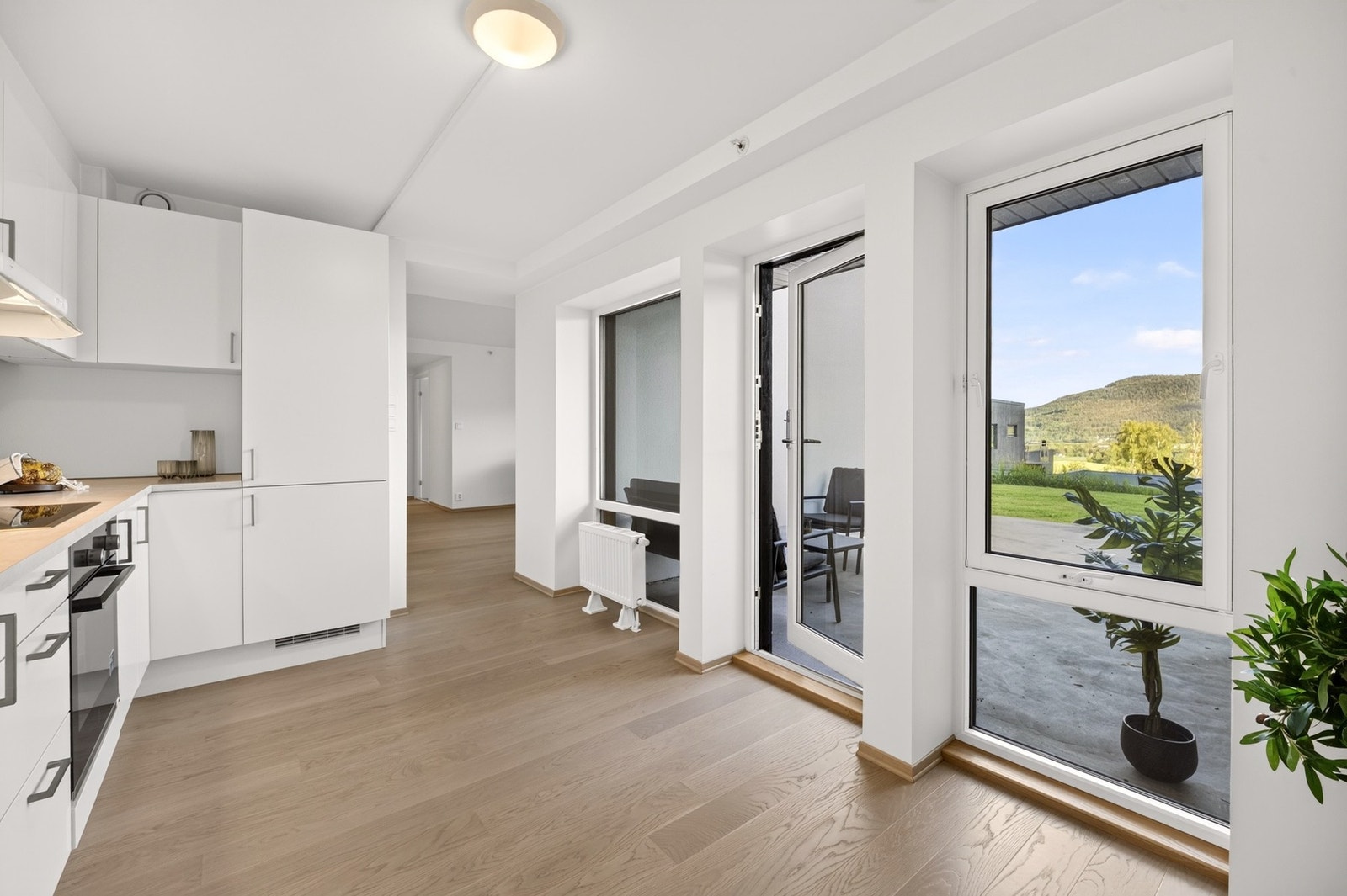 De moderne vinduene med 3-lags isolerglass og aluminiumsbekledning utvendig gir gode energi- og vedlikeholdsmessige kvaliteter. Galleribilde
