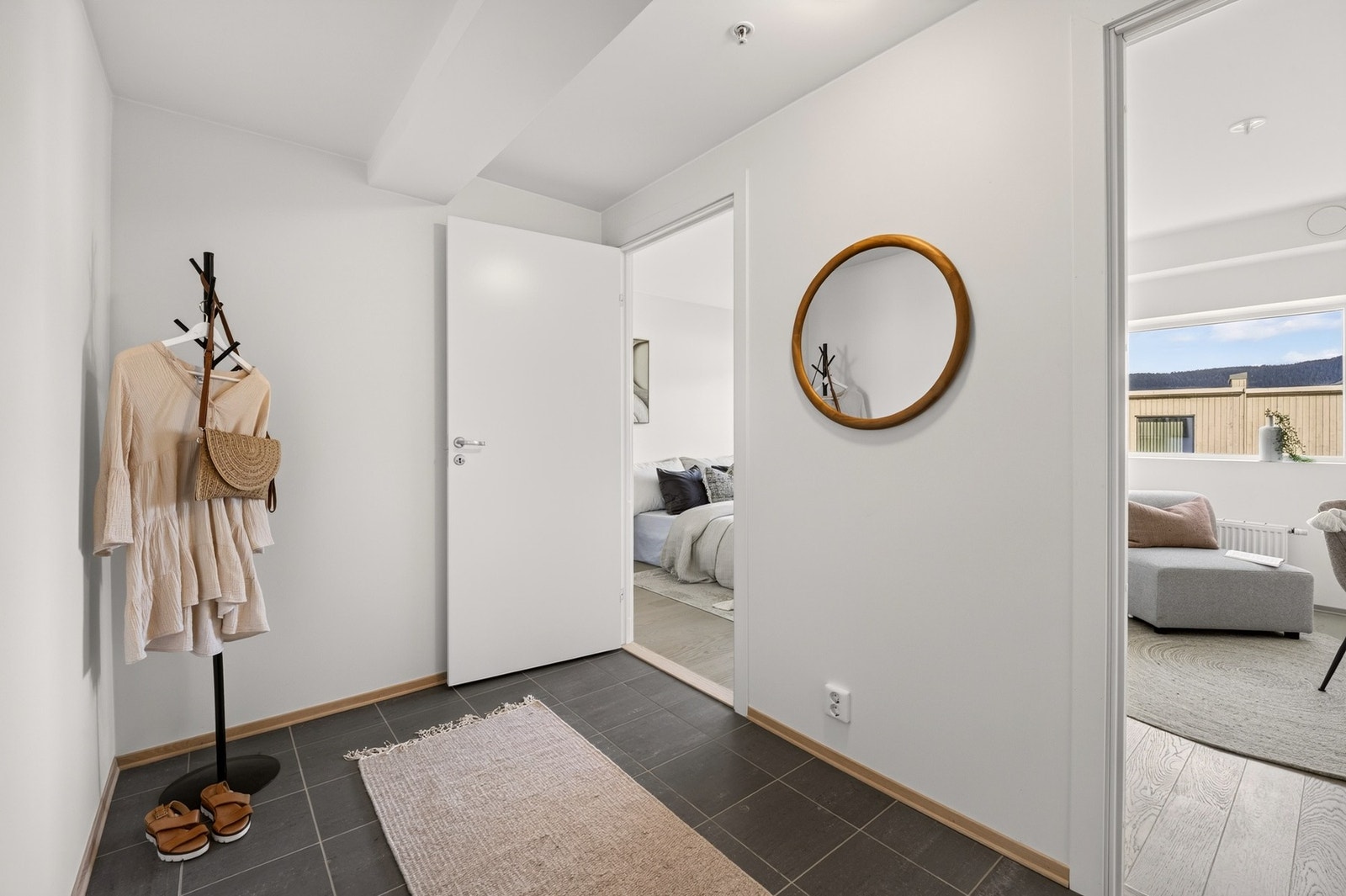Fra entréen er det naturlig adkomst til boligens øvrige rom, og den gjennomtenkte planløsningen bidrar til en luftig og romslig følelse allerede ved ankomst. Galleribilde