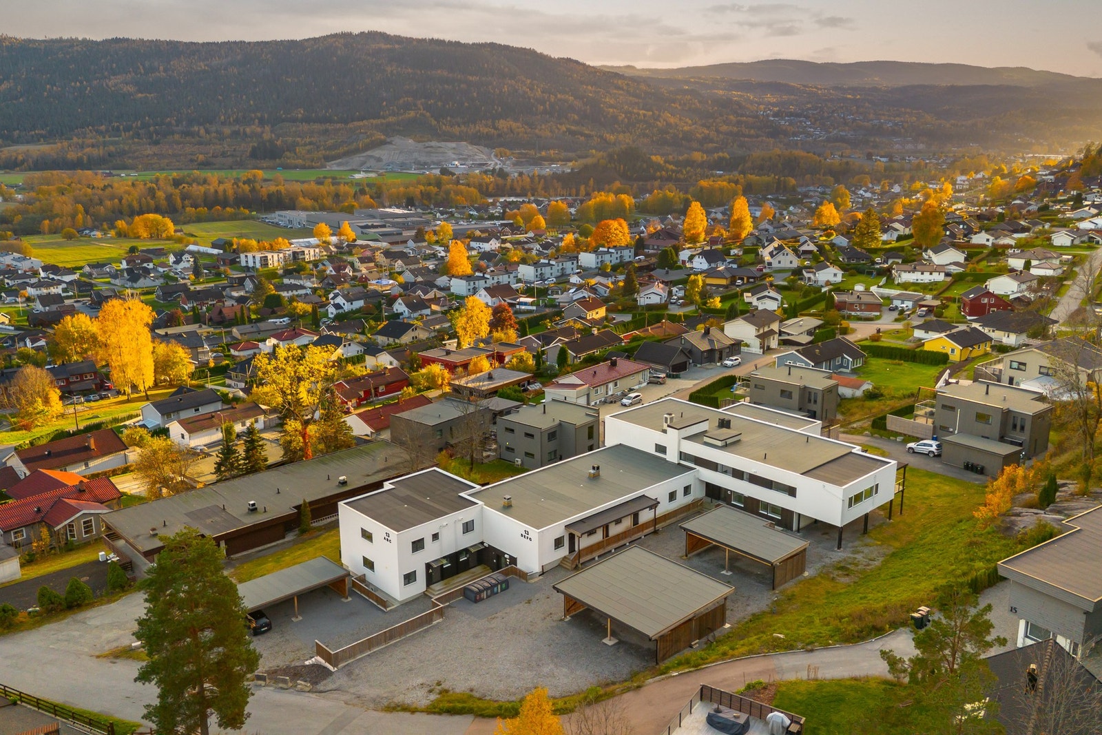 Her bor du i et etablert boligstrøk med et hyggelig nærmiljø, samtidig som både naturen og byen ligger rett utenfor døren. Galleribilde