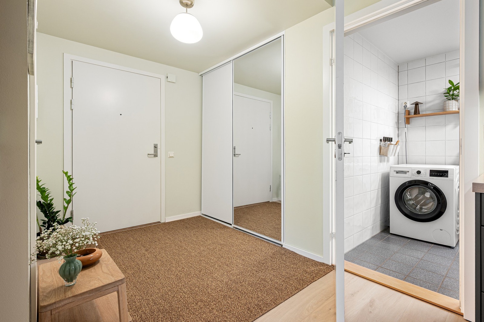 Lett tilgang til baderom fra entrè. Galleribilde