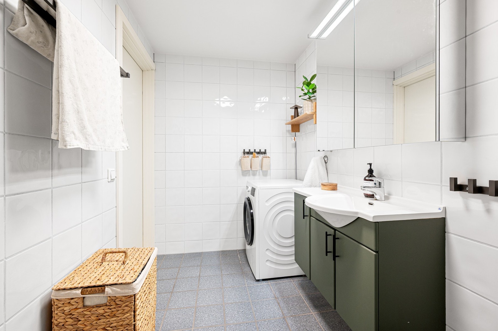 Flott baderom med opplegg for vaskemaskin. Nytt speilskap fra 2025, og malte underskap på bad. Galleribilde