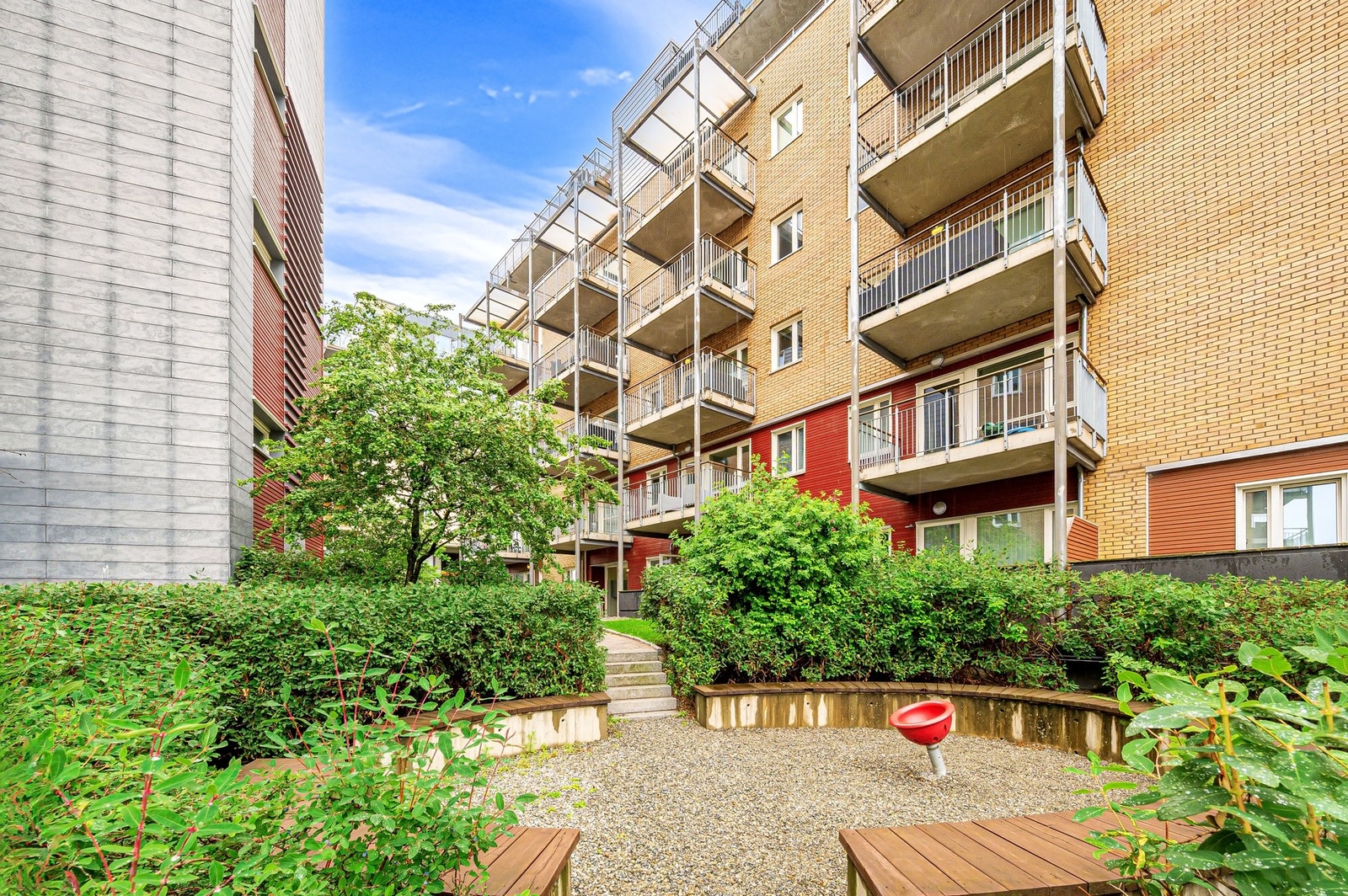 Fine fellesområder langs marinaen som er utmerket å benytte i sommerhalvåret. Galleribilde