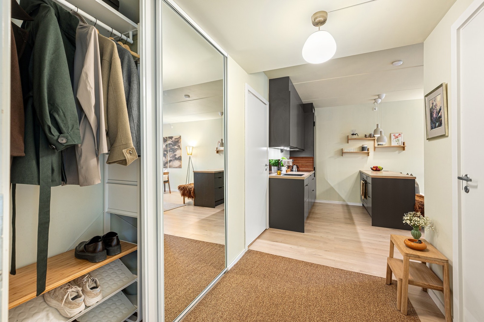 Lys og innbydende entré med gode oppbevaringsmuligheter. Galleribilde