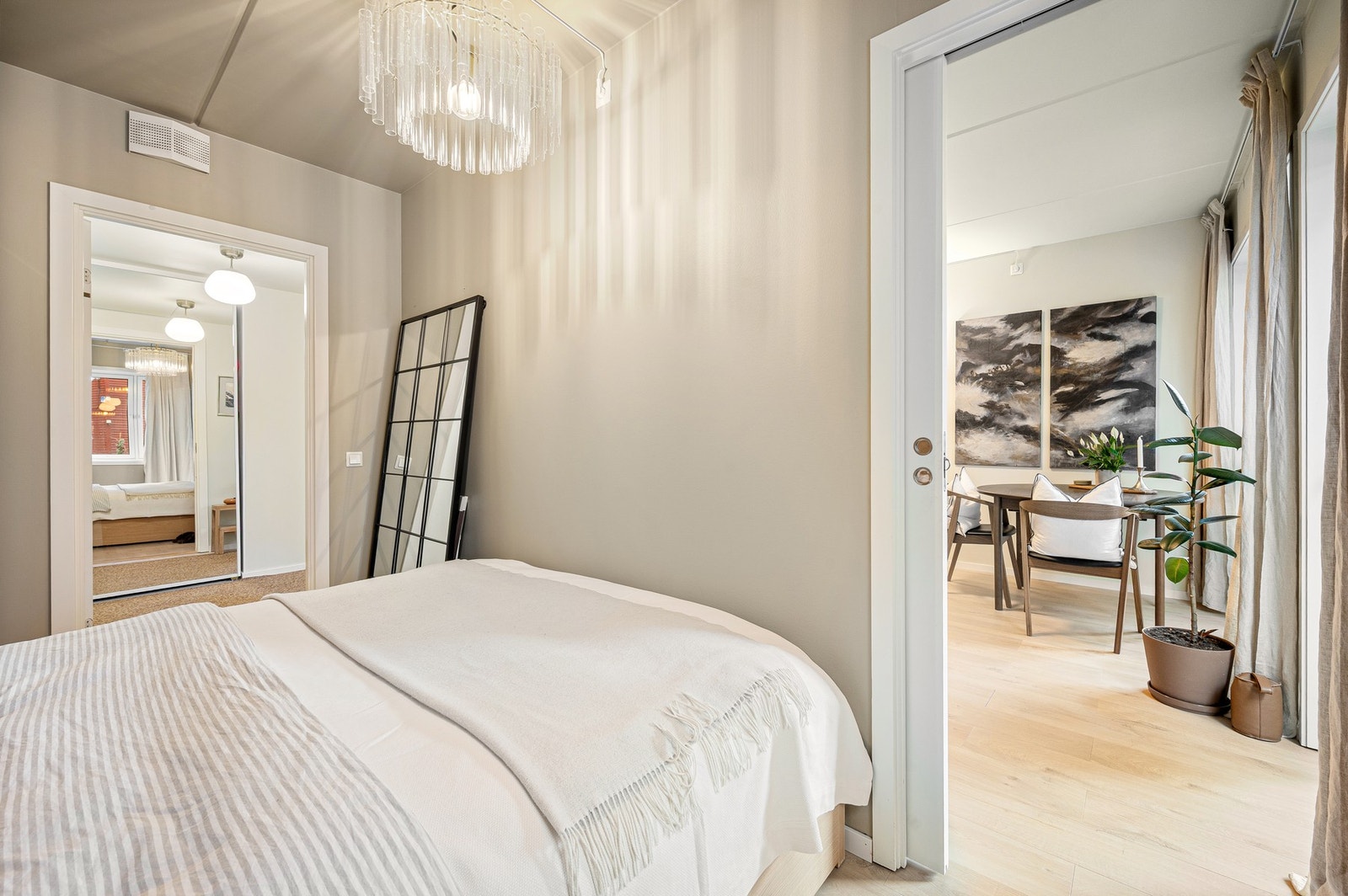 Soverommet har en praktisk planløsning med to inngangsdører. Galleribilde