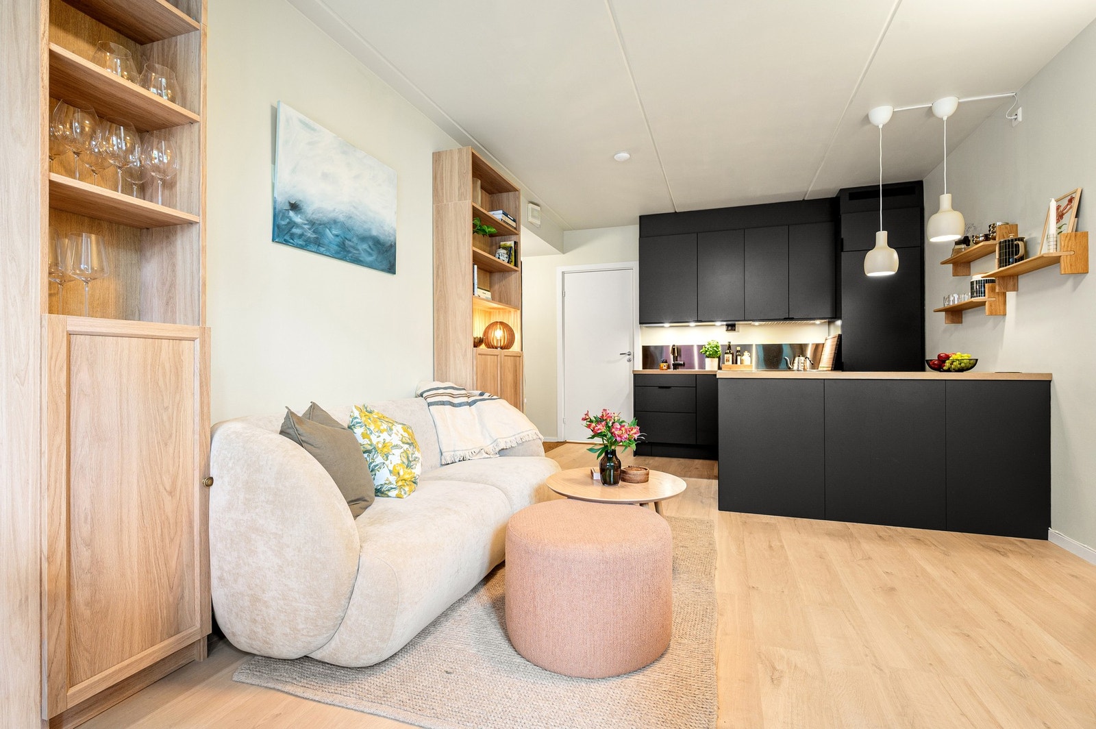 Delikat stue med god plass til sofagruppe og spisebord. Galleribilde