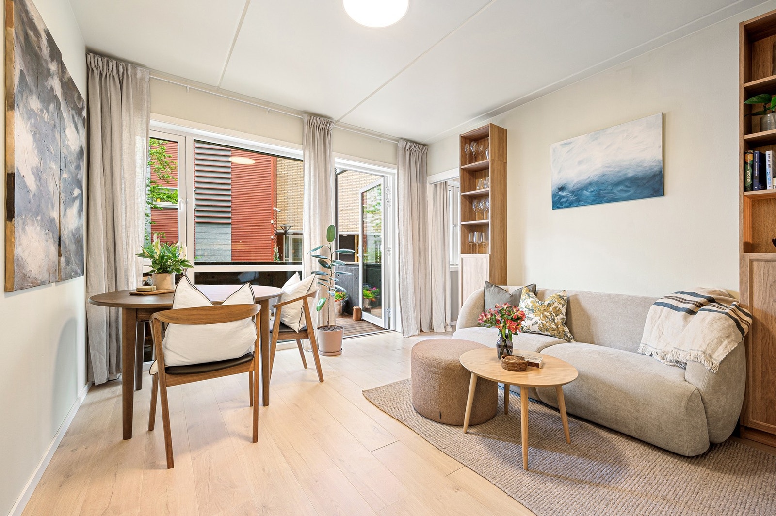 EiendomsMegler 1 ved Markus Tangvik har gleden av å presentere en stilren 2-roms leilighet i Dyre Halses gate 14 på Solsiden. Foto: Krokstad & Nervik Boligfotografer. Galleribilde