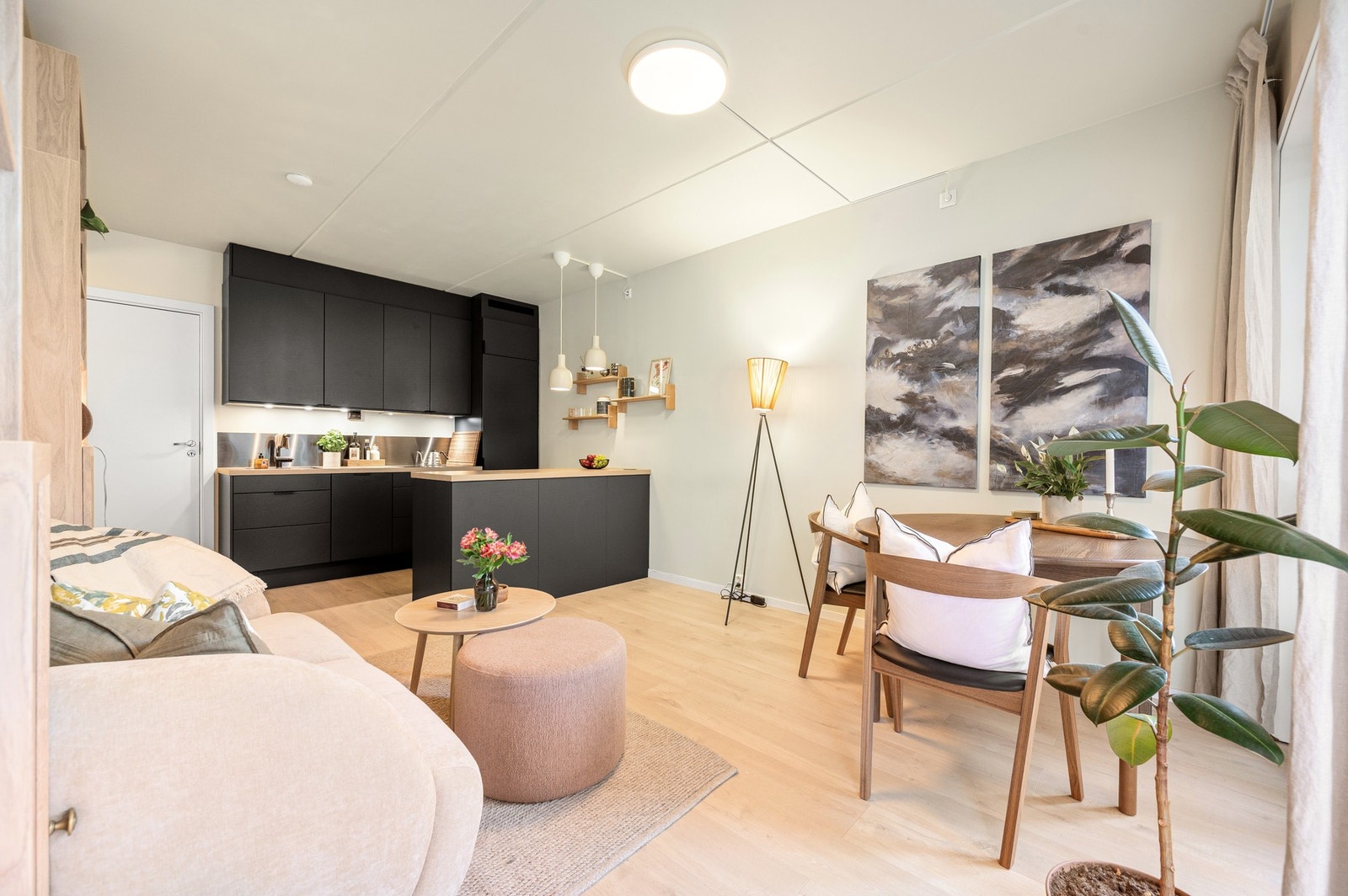 Spisegruppen finner sin naturlige plass på stuen. Galleribilde