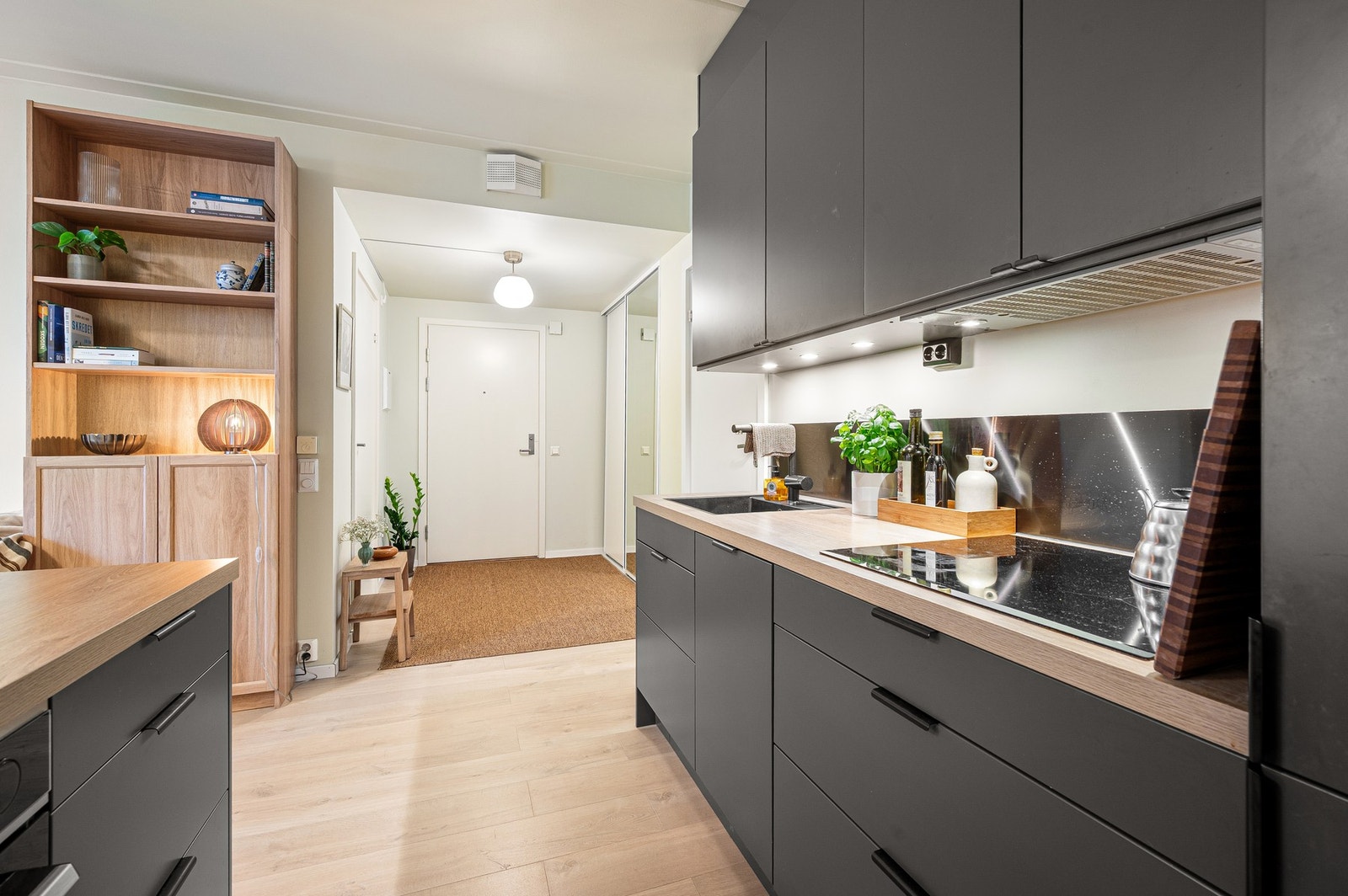 Det er kjøkkenventilator med avtrekk via boligens balanserte ventilasjonsanlegg. Galleribilde