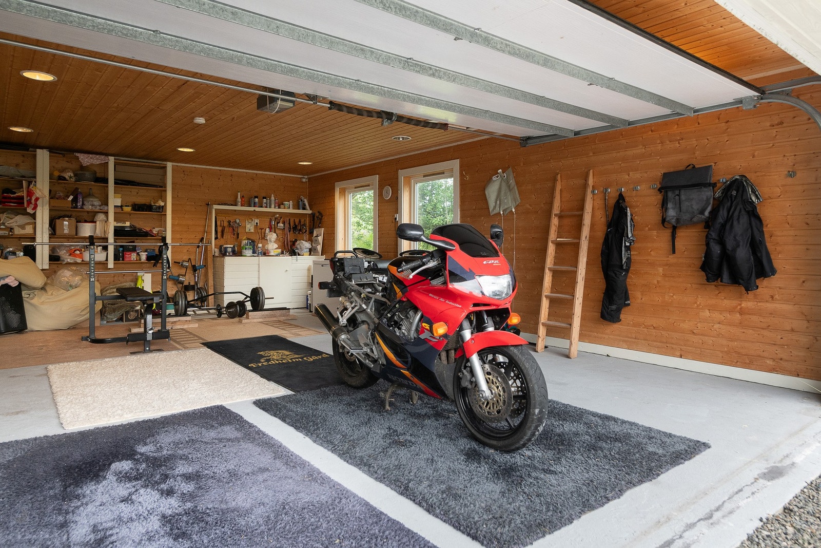 Perfekt til å parkere biler eller bruke som treningsrom/hobbyrom Galleribilde