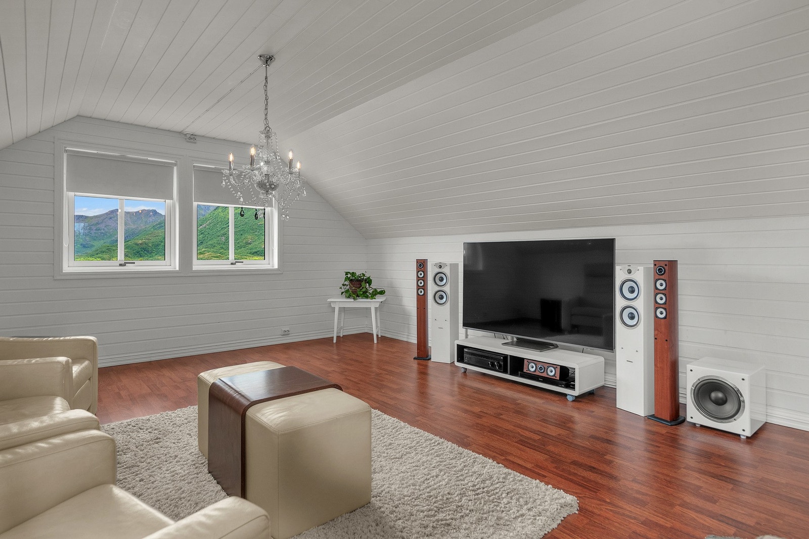 Stor loftsstue med plass til både TV-krok og sosialt samvær (opprinnelig bod, ikke omsøkt) Galleribilde