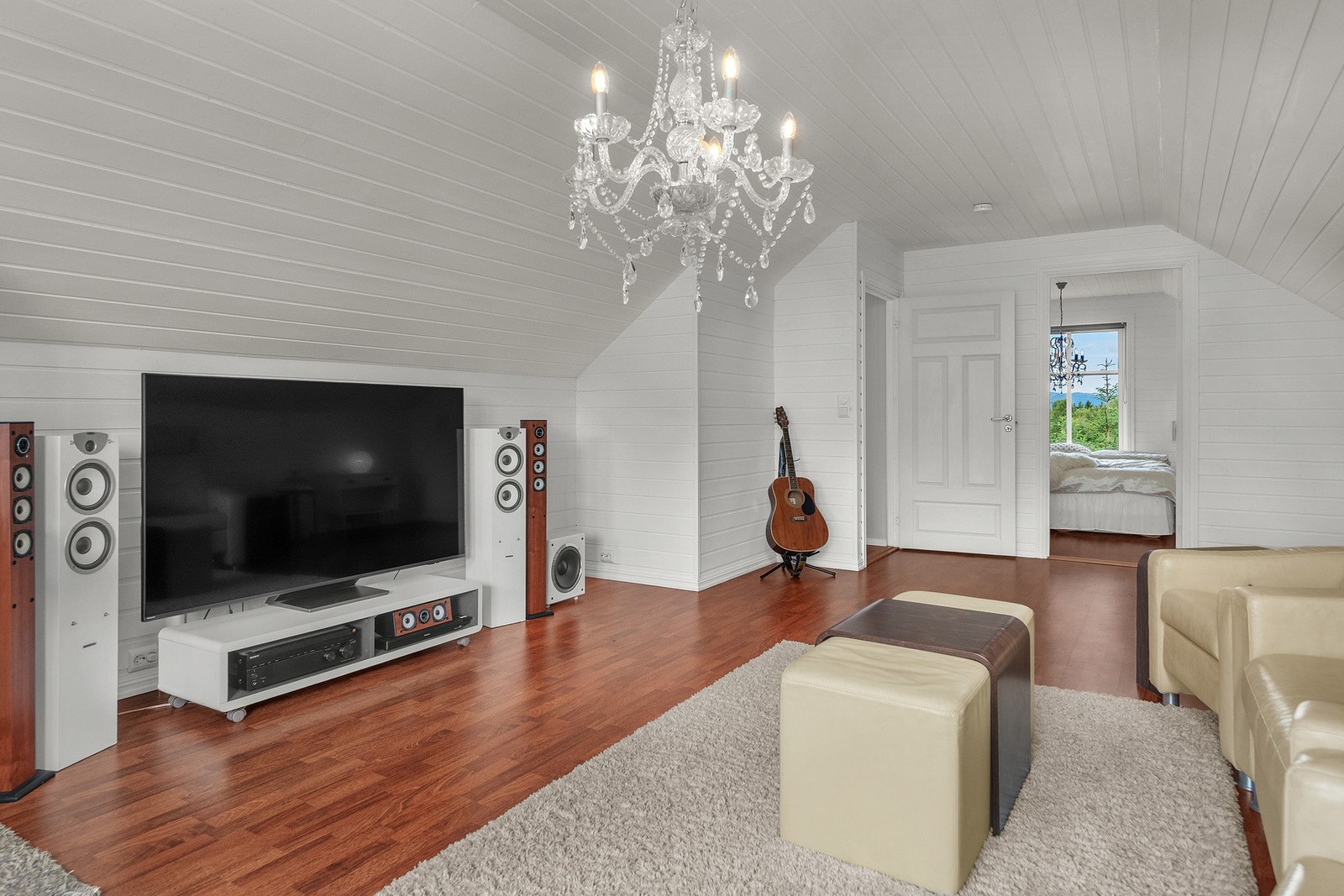 Perfekt som en egen TV-stue med god plass til hele familien Galleribilde