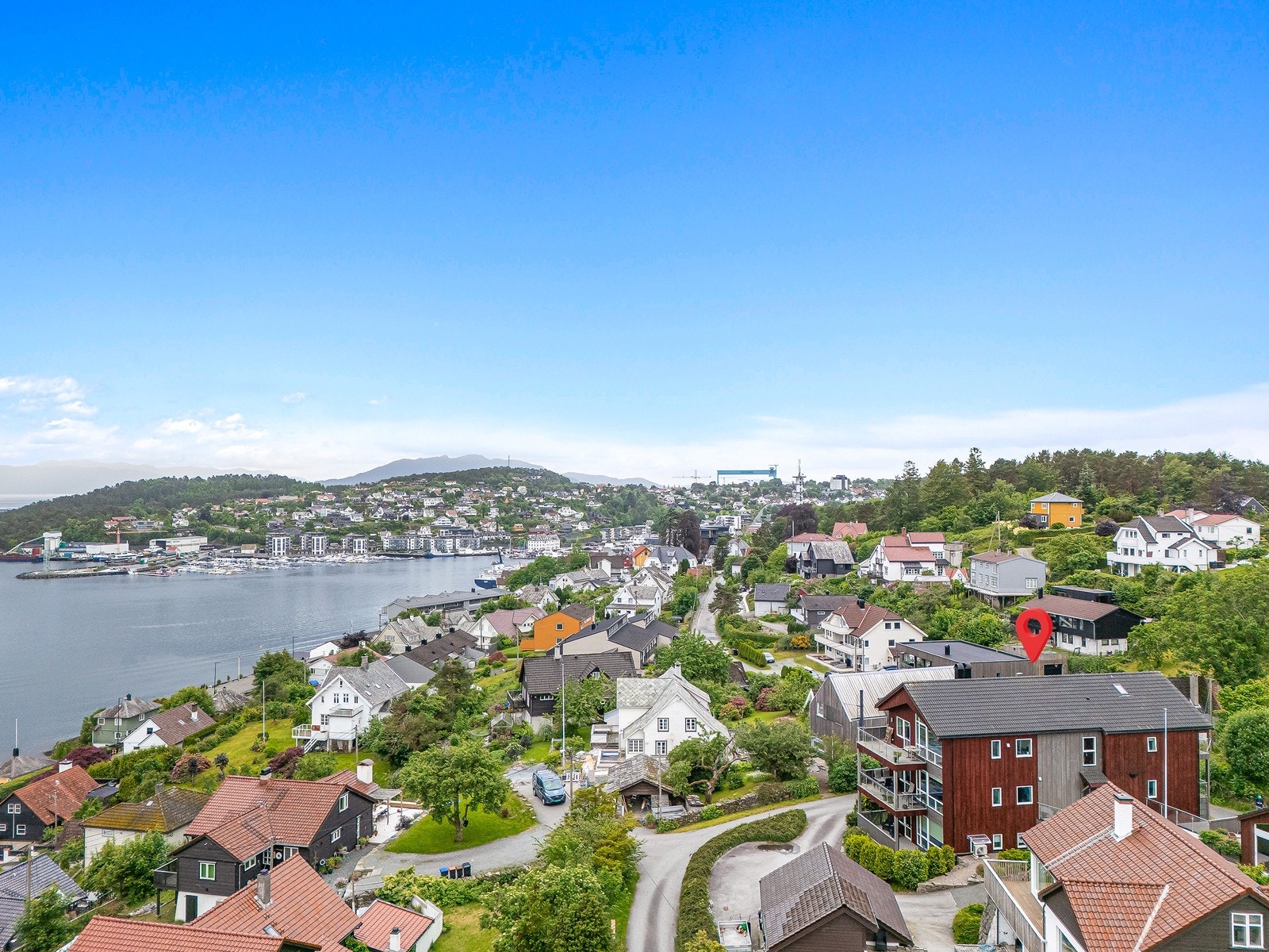 Her bor du i kort avstand til barnehage, skole, butikk, idrettsanlegg, flotte turområder og Leirvik sentrum med alle servicetilbud. Galleribilde
