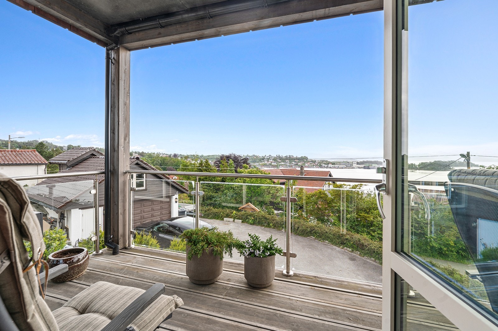 Stor og innholdsrik 3-roms eierleilighet med attraktiv beliggenhet like ved Leirvik. Galleribilde