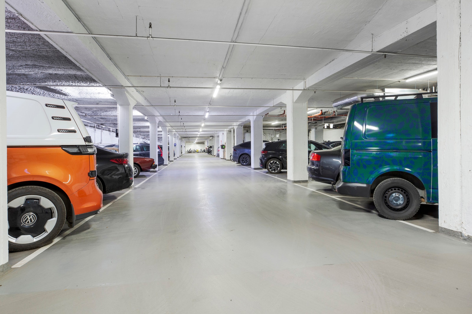 Romslig parkeringskjeller - mulig å leie plass. Galleribilde