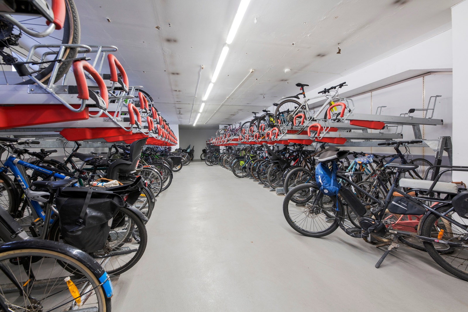 Stor sykkelparkering i kjeller. Galleribilde