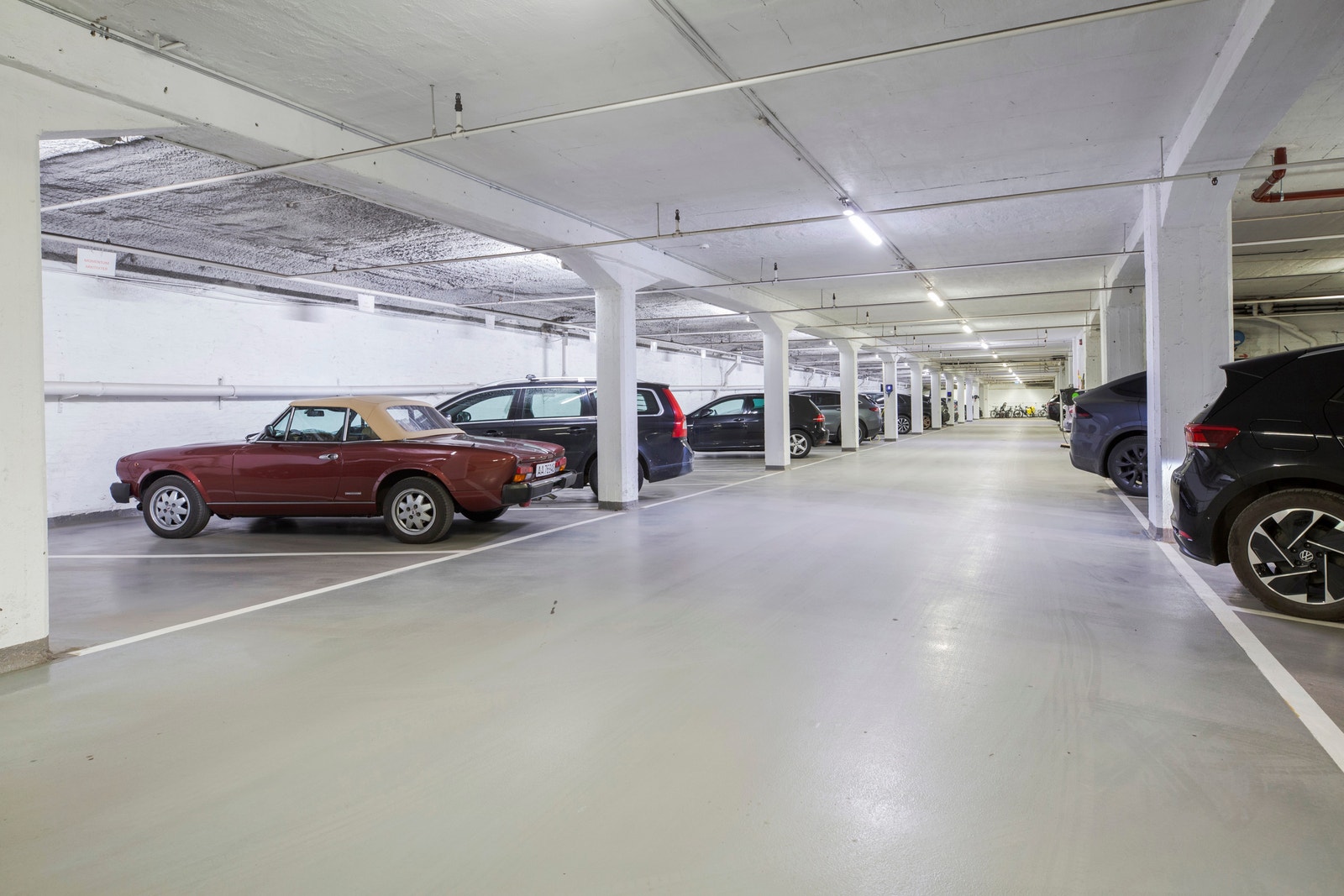Parkeringskjeller med leiemuligheter for leietakerne i bygget. Galleribilde