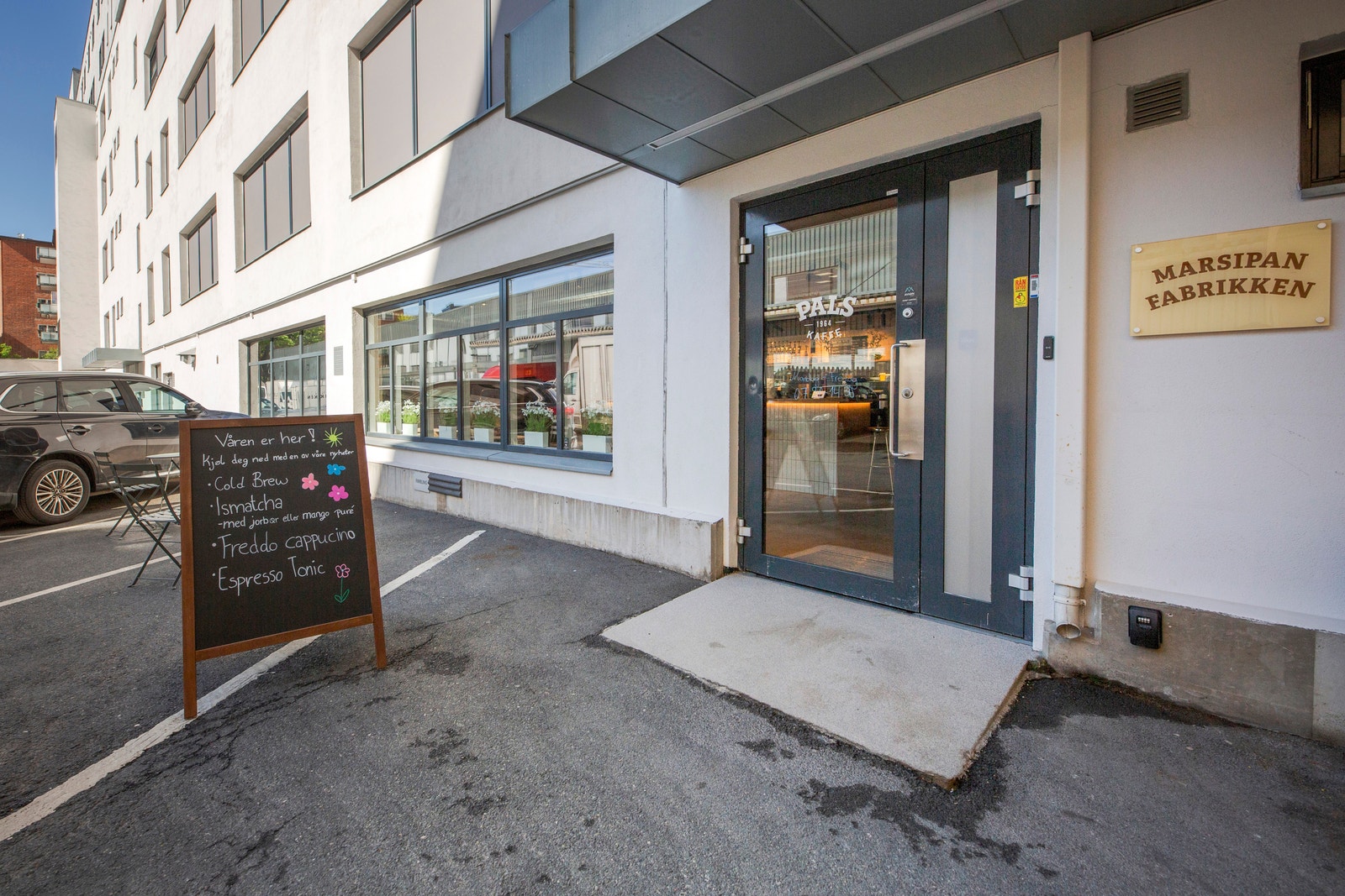 Egen barrista for beborere og andre, i bakgården. Galleribilde