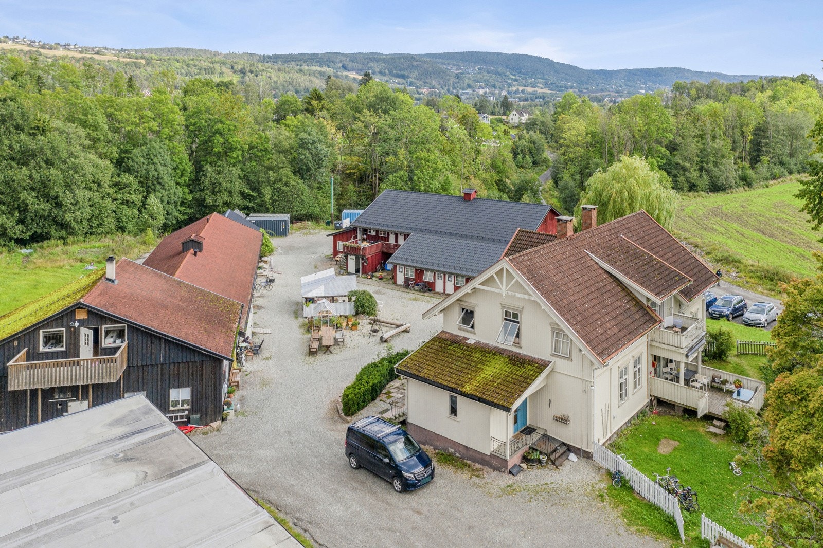 Hovedtunet med hovedhuset, dagskole, administrasjonsbygg med kontorer og overnattingsrom samt fyrhus, hotellbygning (tidligere kurs- og konferansesenter), brakkerigg Galleribilde