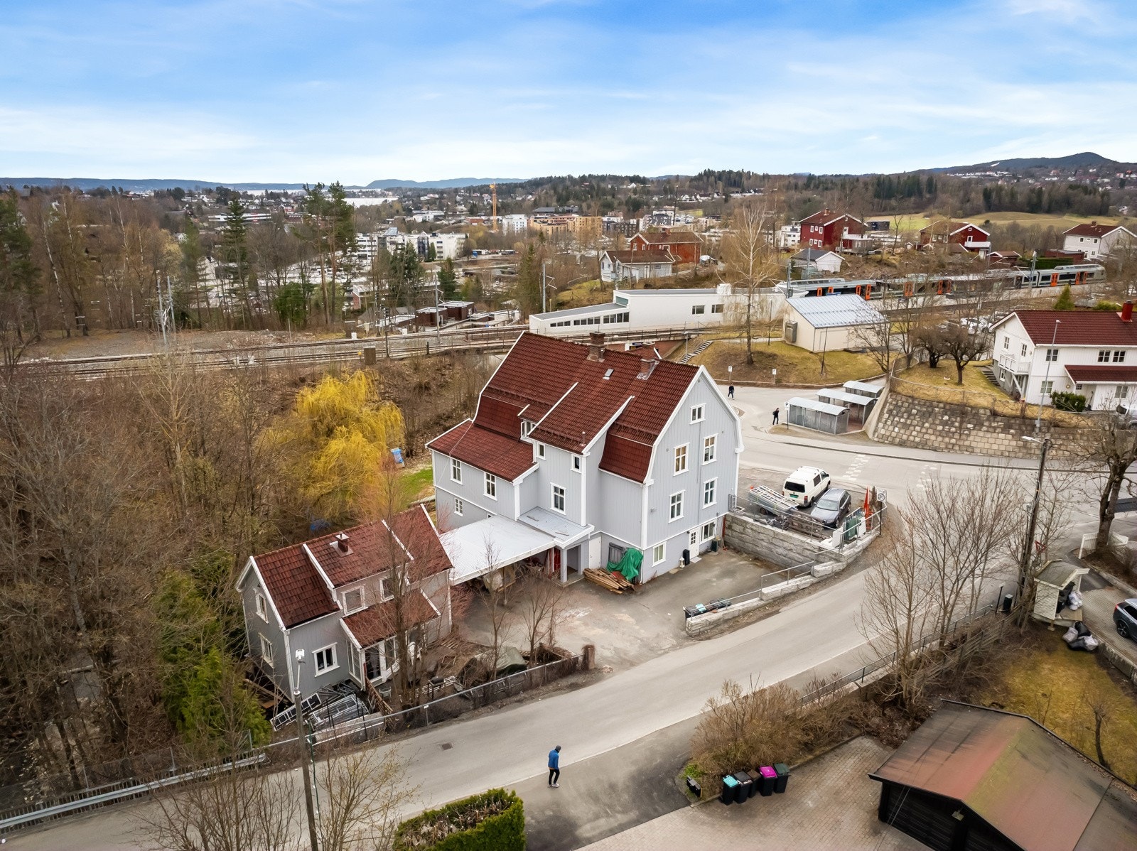 Beliggende på øvre Billingstad rett ved Billingstad togstasjon. Galleribilde