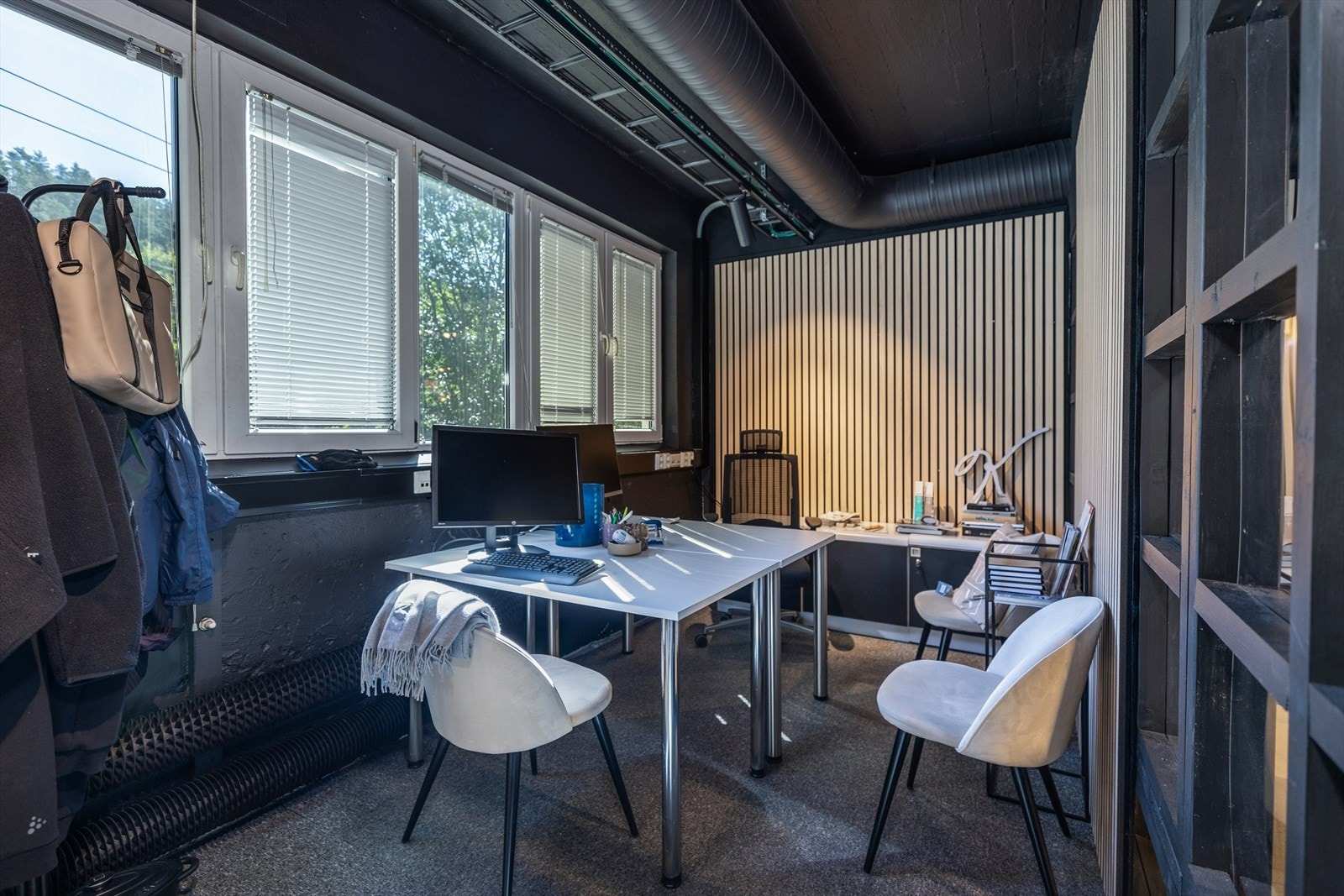 Moderne kontordel med cellekontorer og møterom med glassvegger. Galleribilde