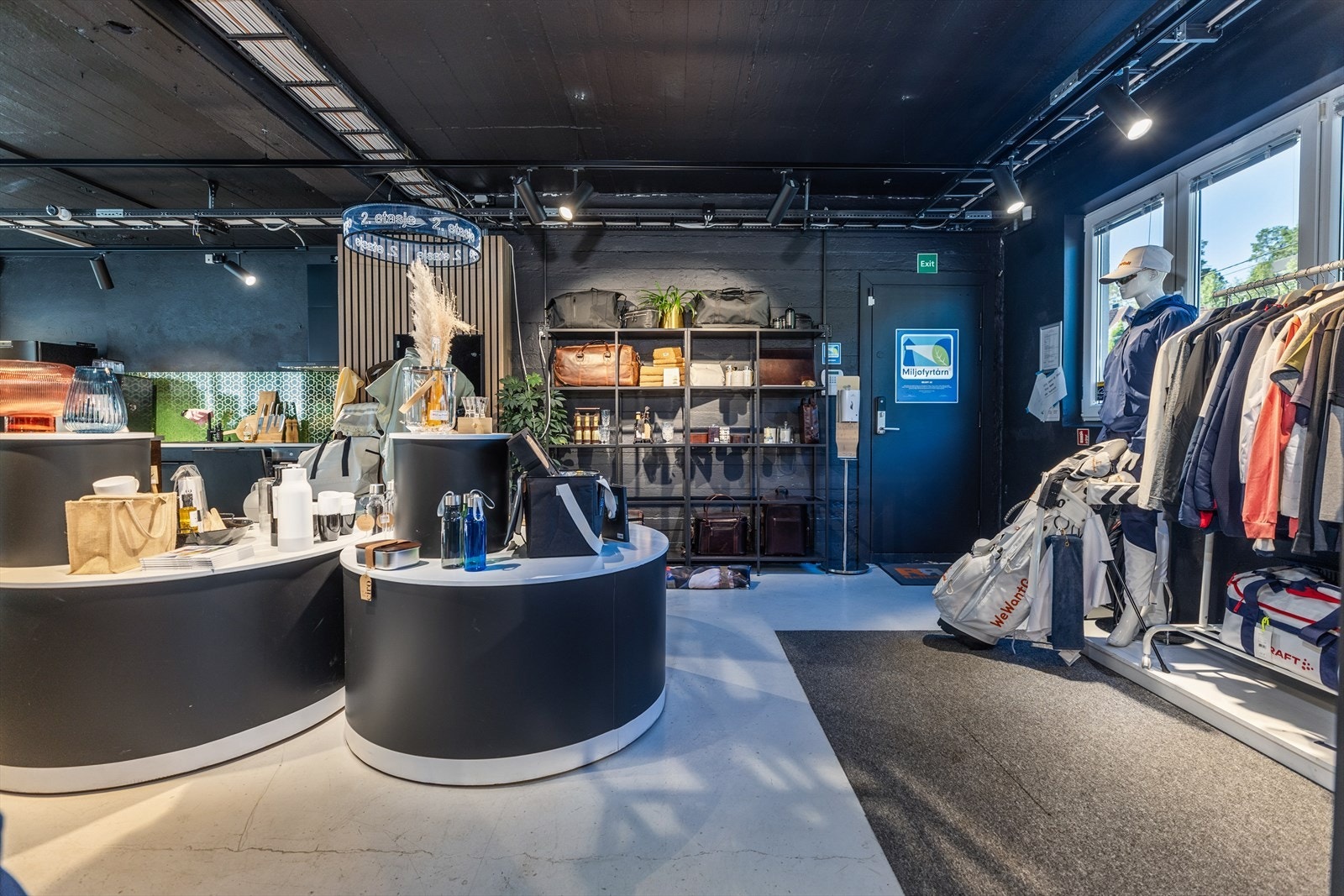 Kombinasjon av verksted/produksjon, kontorer, sosiale soner, møterom og åpent landskap. Galleribilde